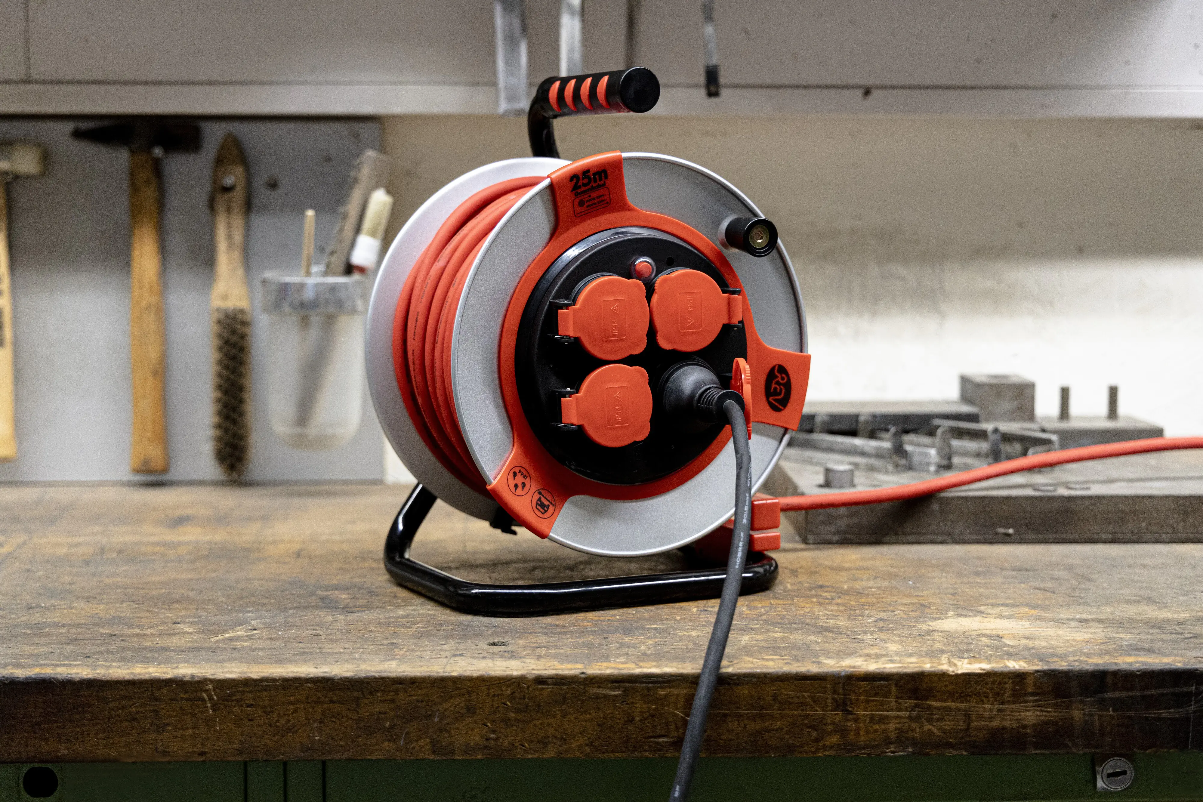 REV Kabeltrommel 25m H07RN-F 3G 1,5 mm² Stahl schwarz rot