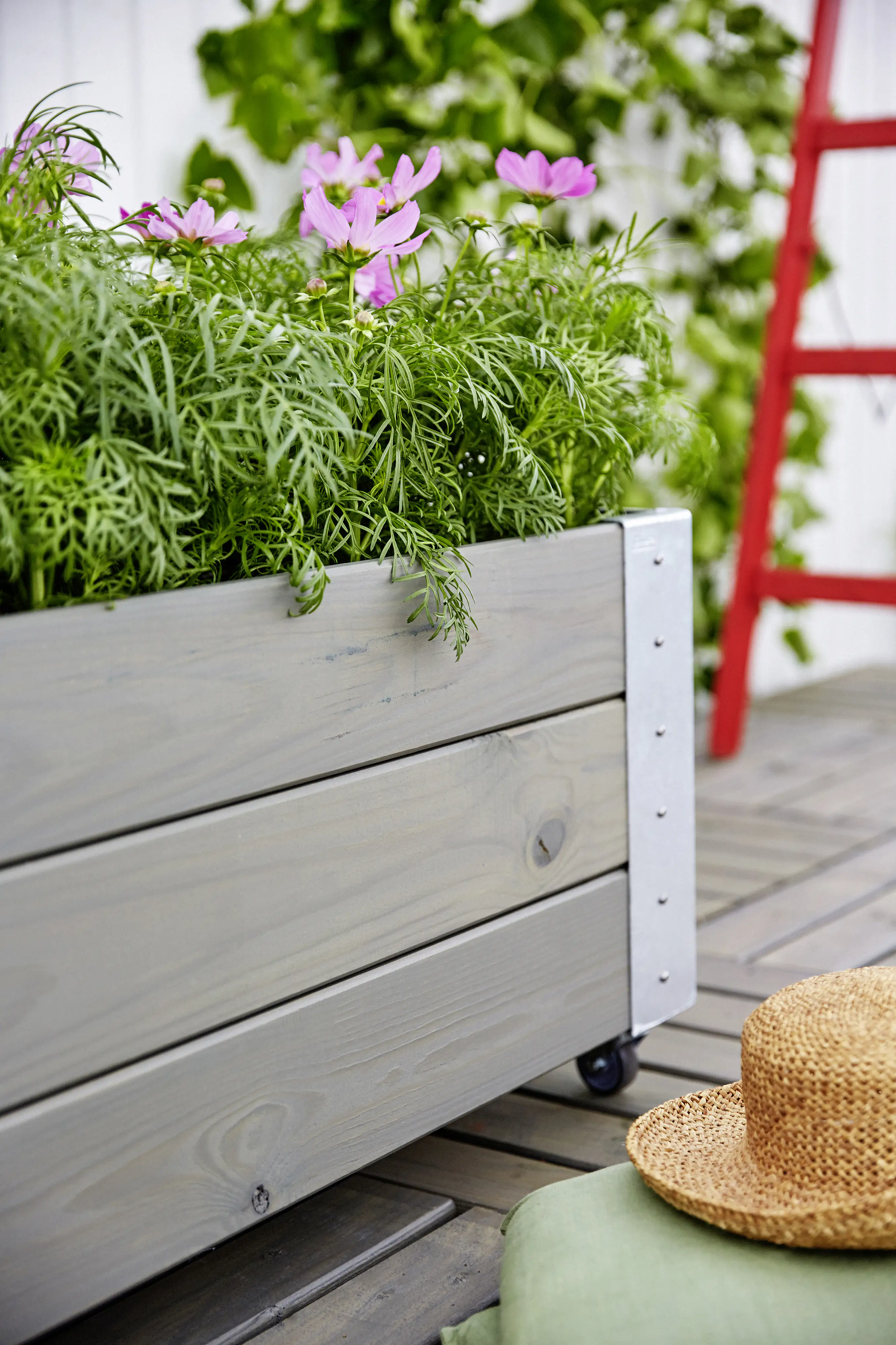 Plus Blumenkasten Cubic mit Räder Druckimpräg. RAL 7023 Graubraun