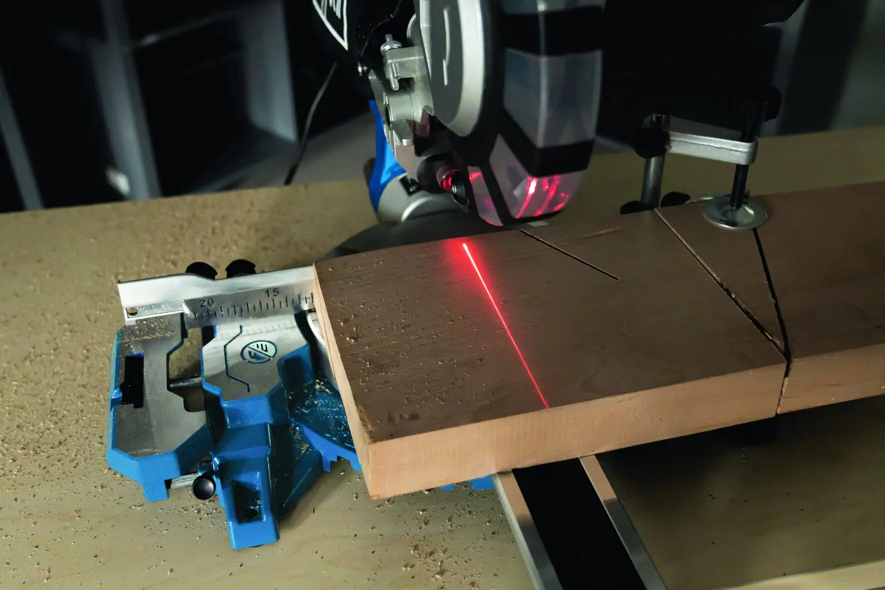 Scheppach Kapp-, Zug- und Gehrungssäge HM216SPX 2.000 W Lasermarkierhilfe