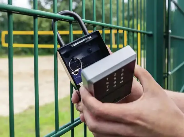 Abus Schlüsselbox KeyGarage 797 One Smart Bluetooth mit Bügelhalterung