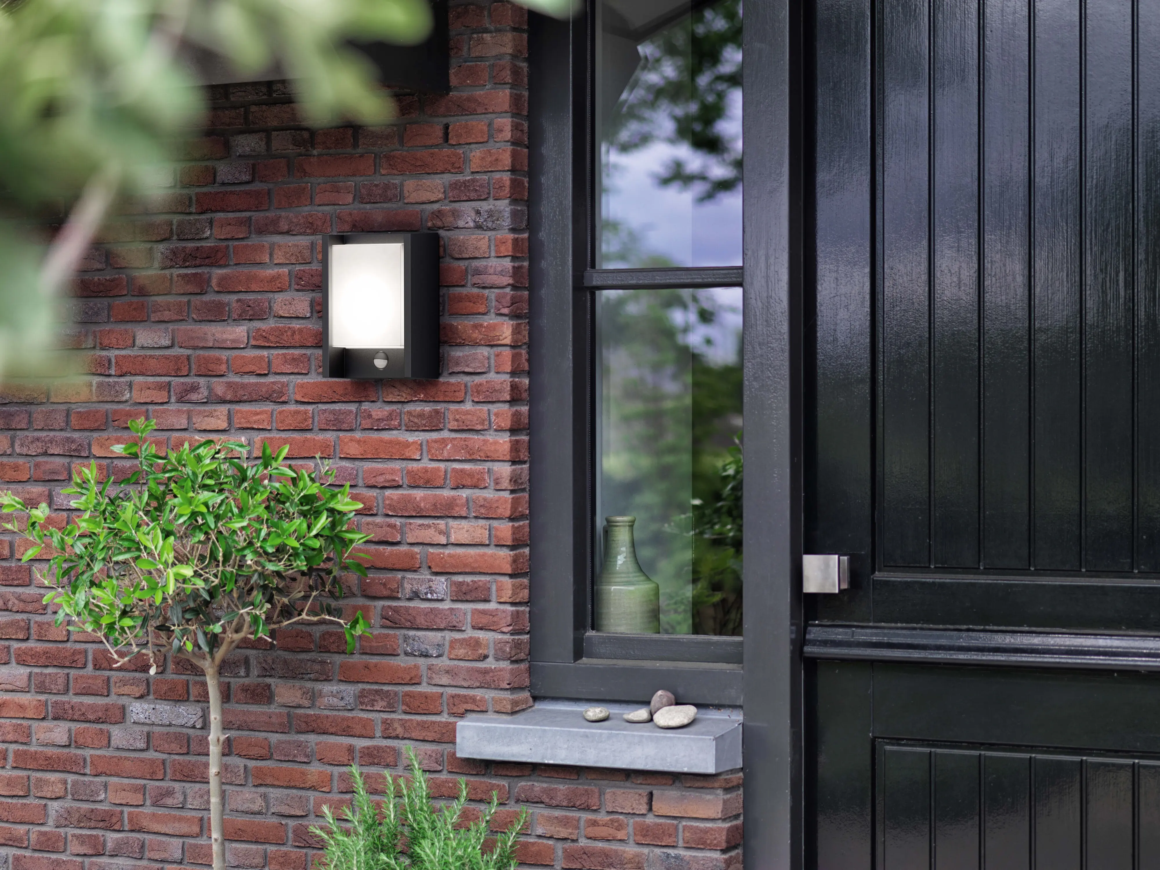Philips LED Außenwandleuchte Arbour anthrazit mit Bewegungssensor warmweiß