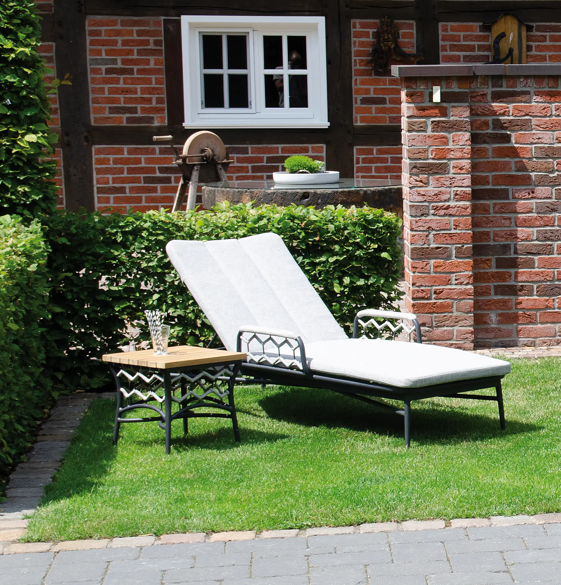 Sunny Smart Liege + Beistelltisch Yale silbergrau