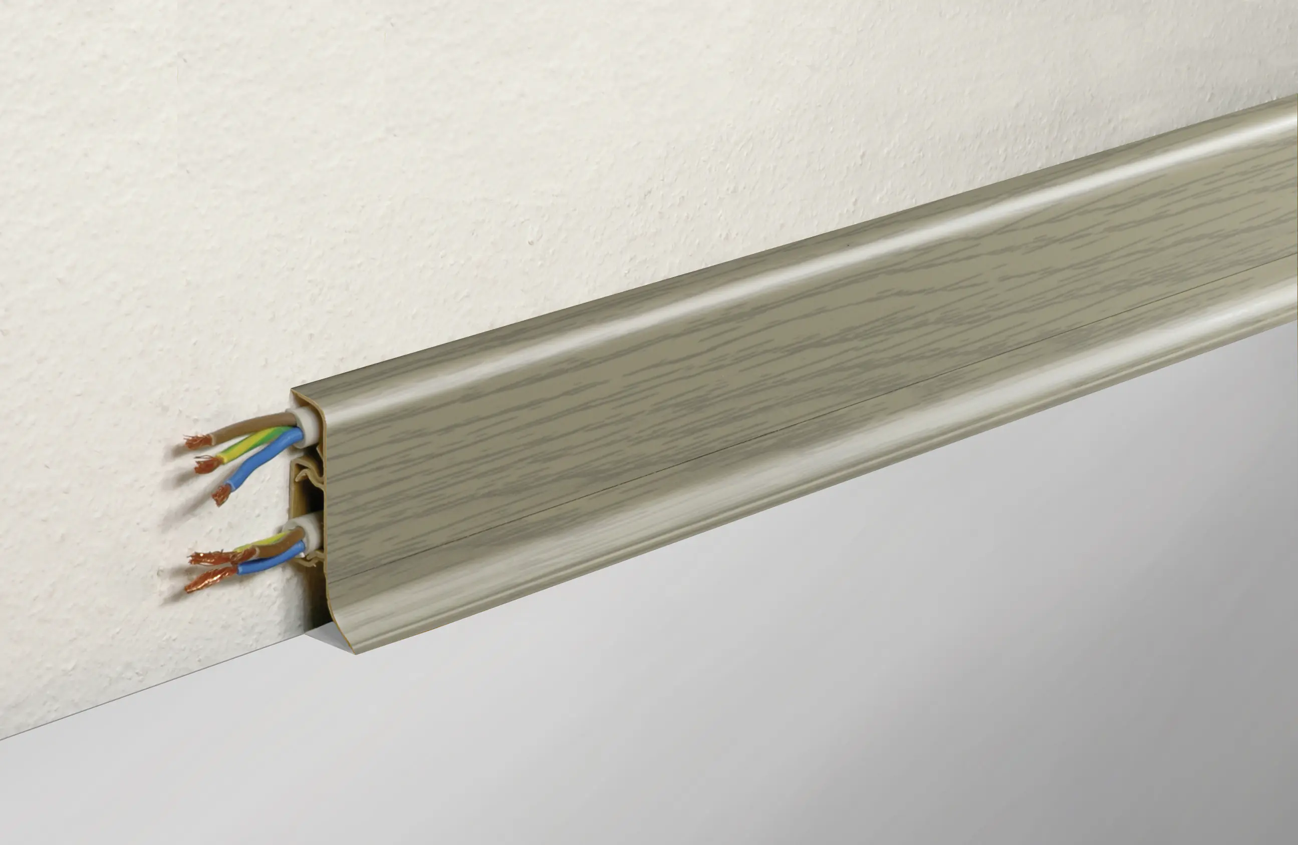 FN Neuhofer Klemmsockelleiste 250 cm 50 x 22,5 mm Kalkeiche hell