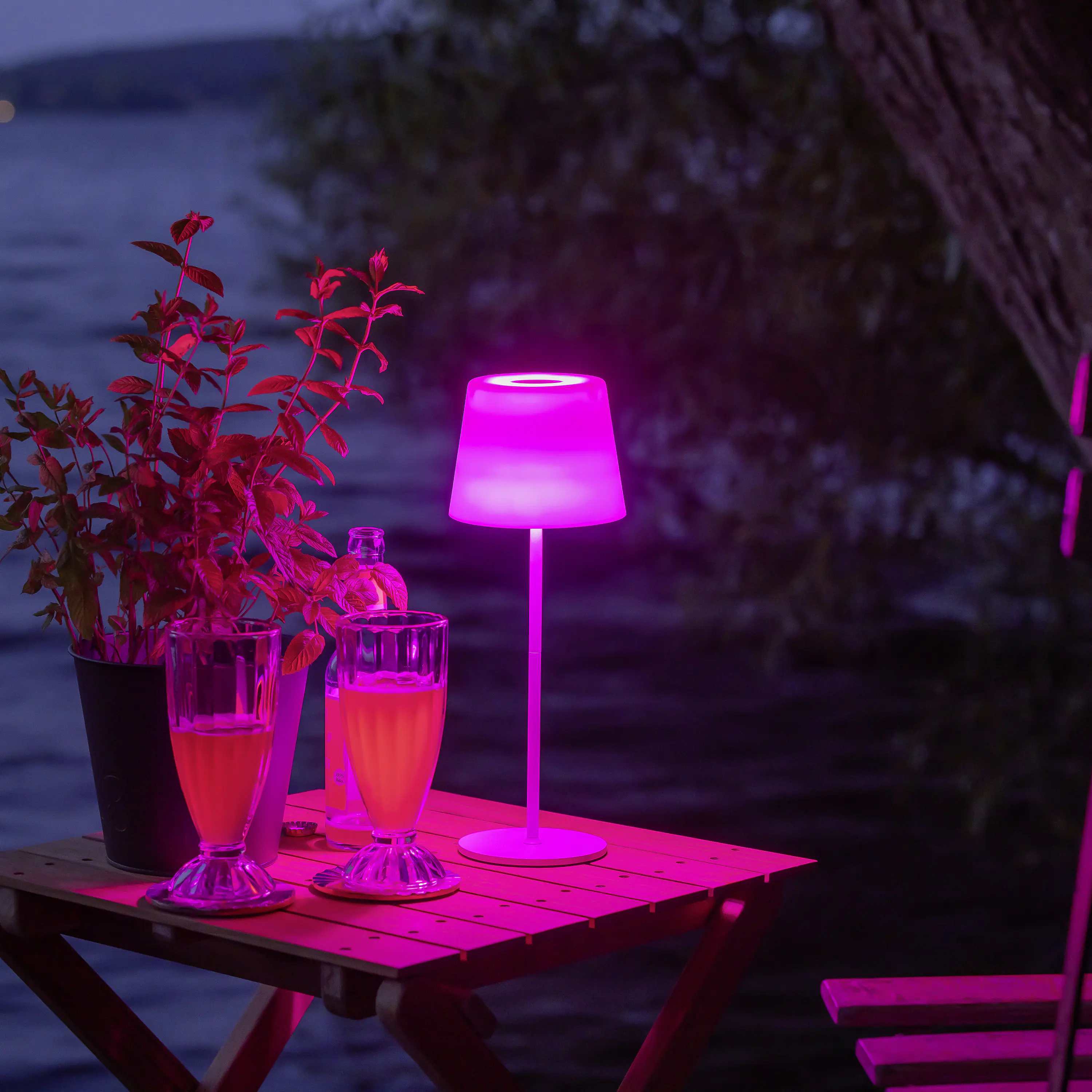 Brilliant Außentischleuchte Cappo mit USB-Anschluss 2,5W weiß