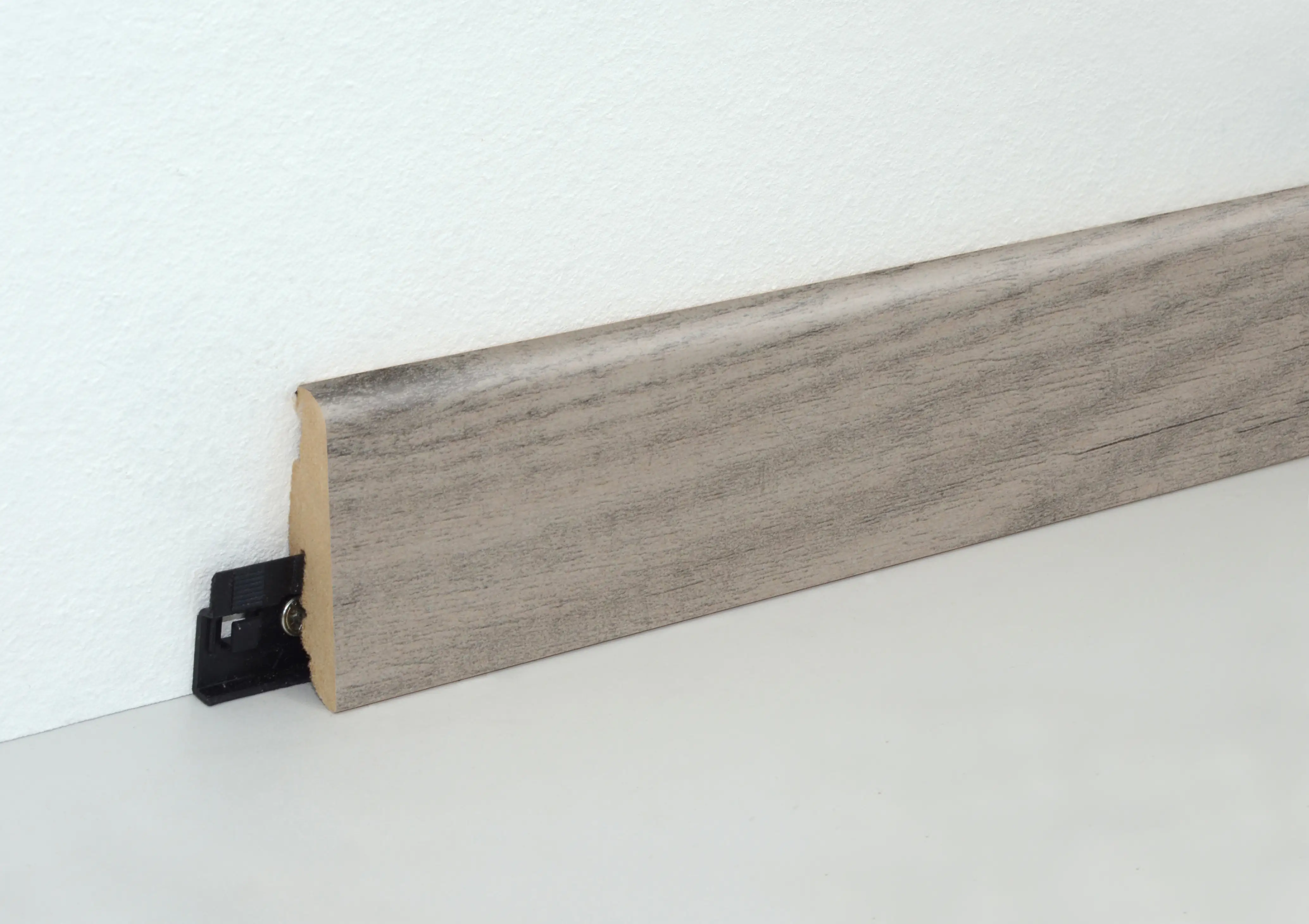 Neuhofer Fußleiste 240 cm 58 x 19 mm Seekiefer grau
