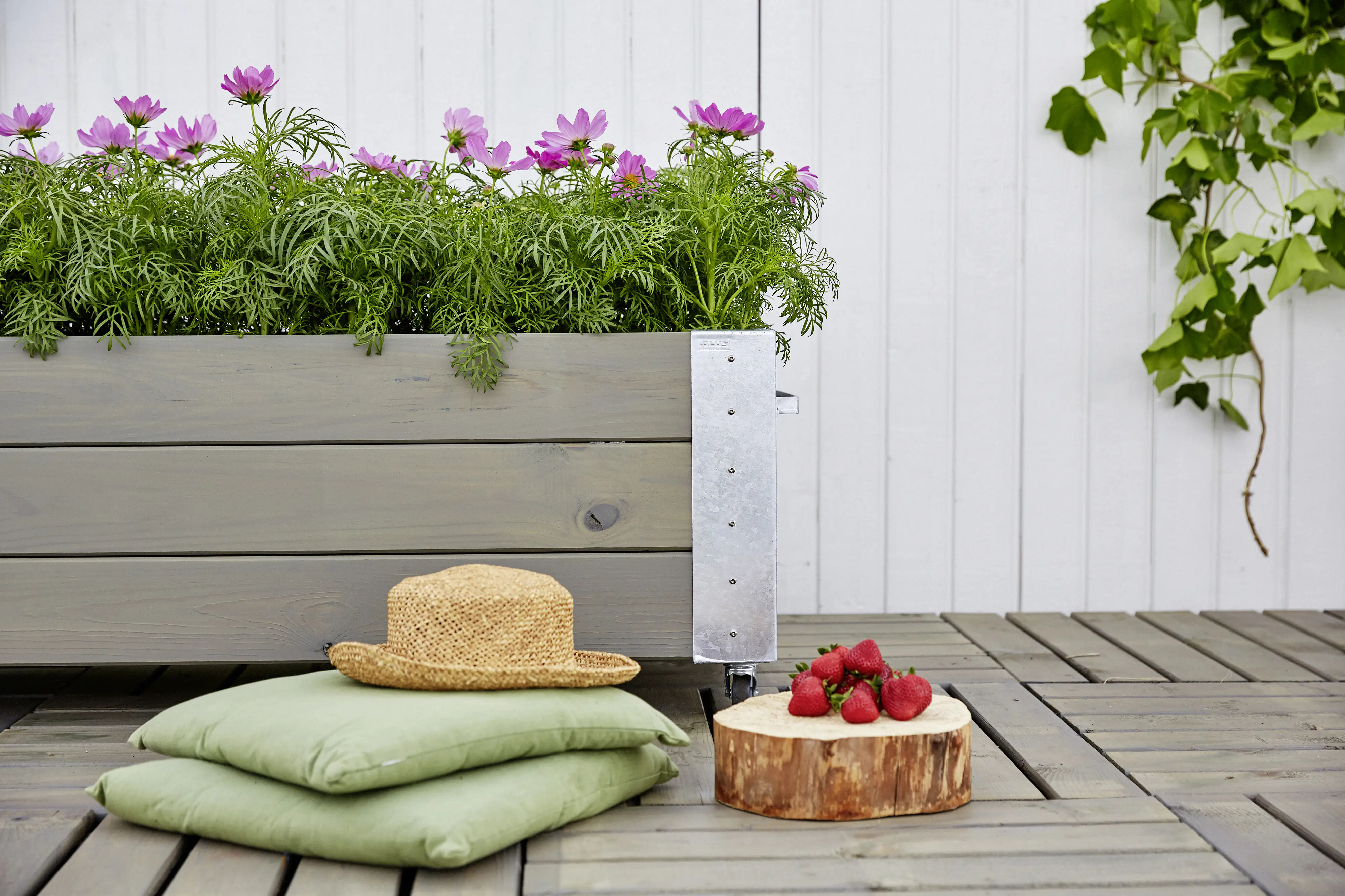 Plus Blumenkasten Cubic mit Räder Druckimpräg. RAL 7023 Graubraun