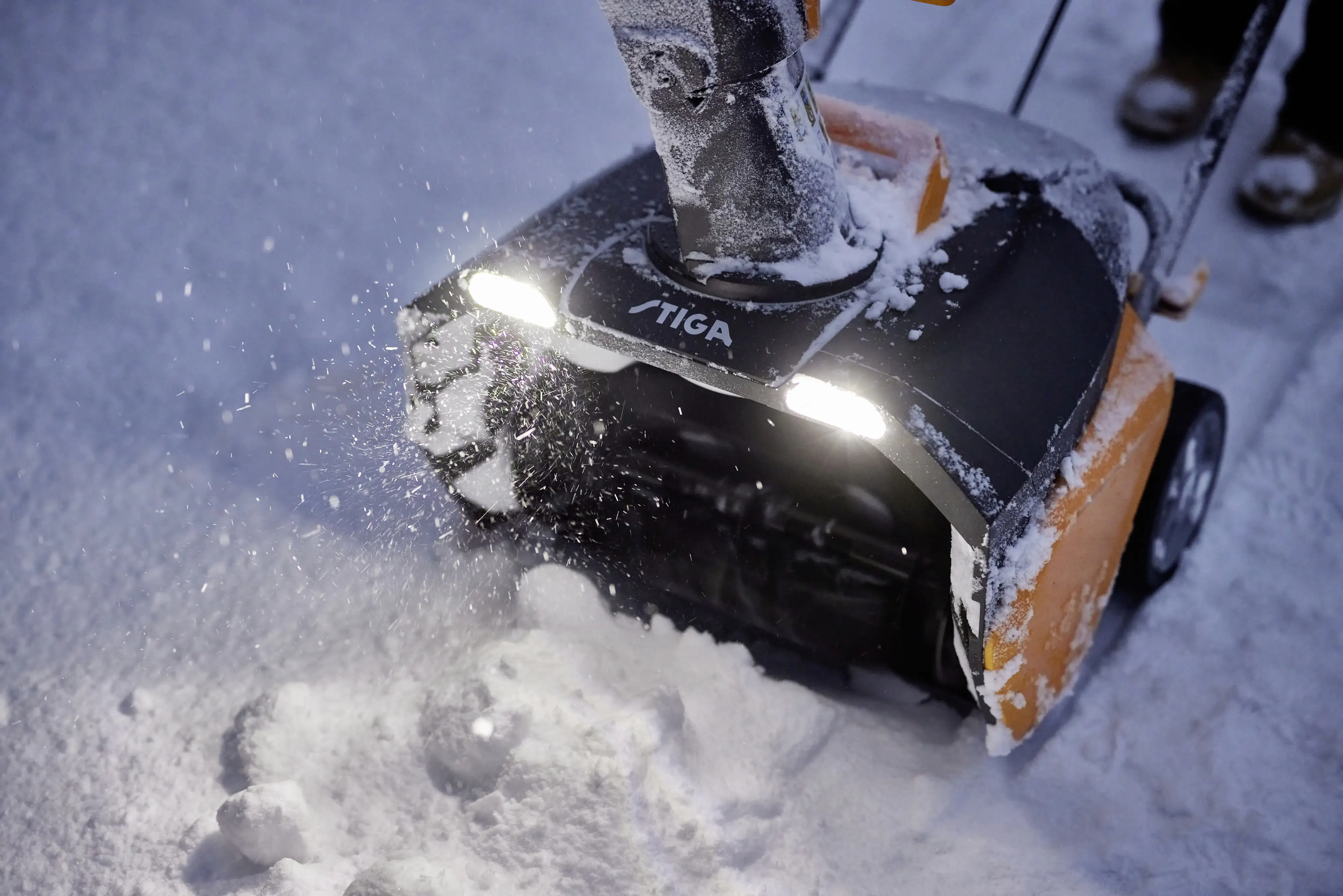 Stiga Akku-Schneefräse ST 700e Kit Arbeitsbreite 50 cm 4 Ah 48 Volt