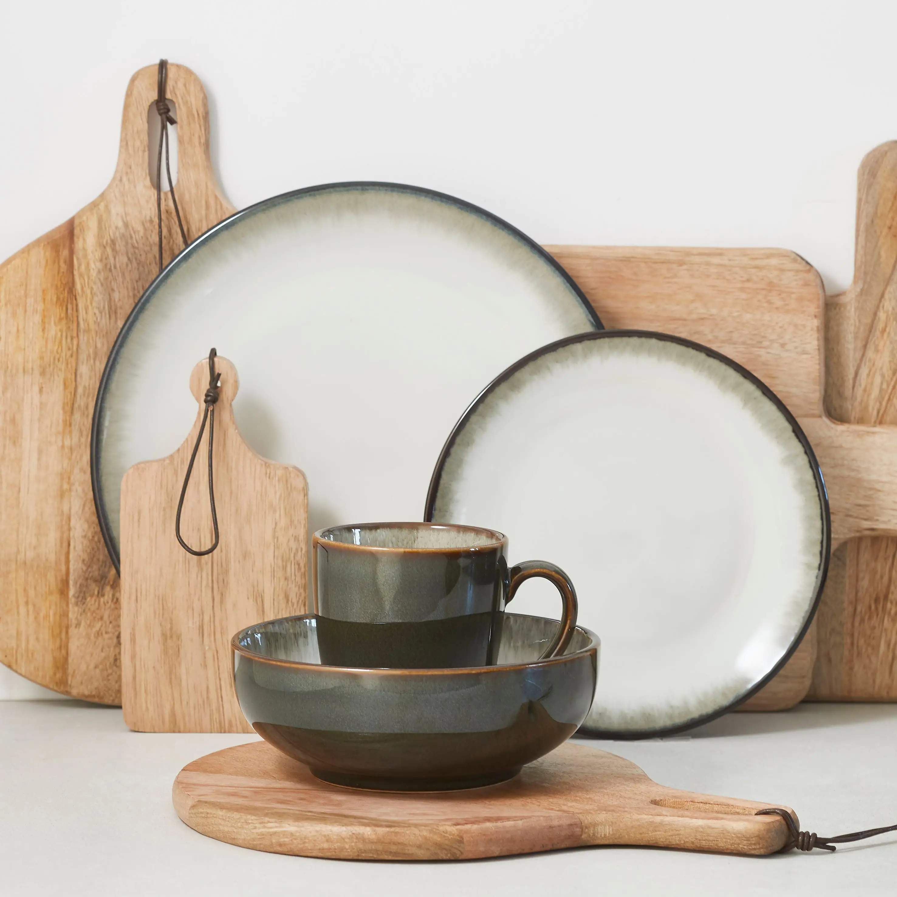 Mica Tranchierbrett Duko Mangoholz rund  H 1 x B 35 x T 28 cm braun
