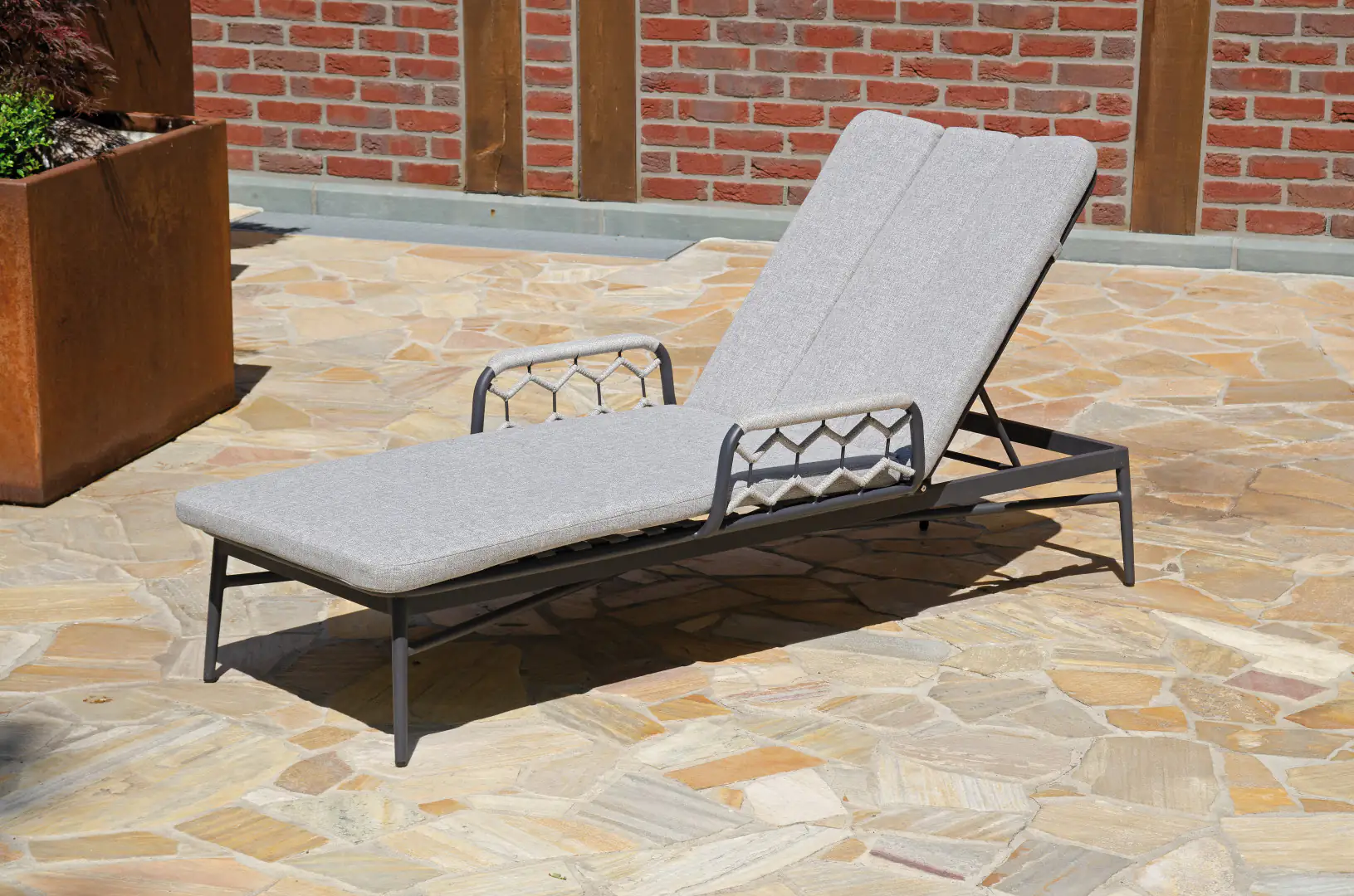 Sunny Smart Liege + Beistelltisch Yale silbergrau