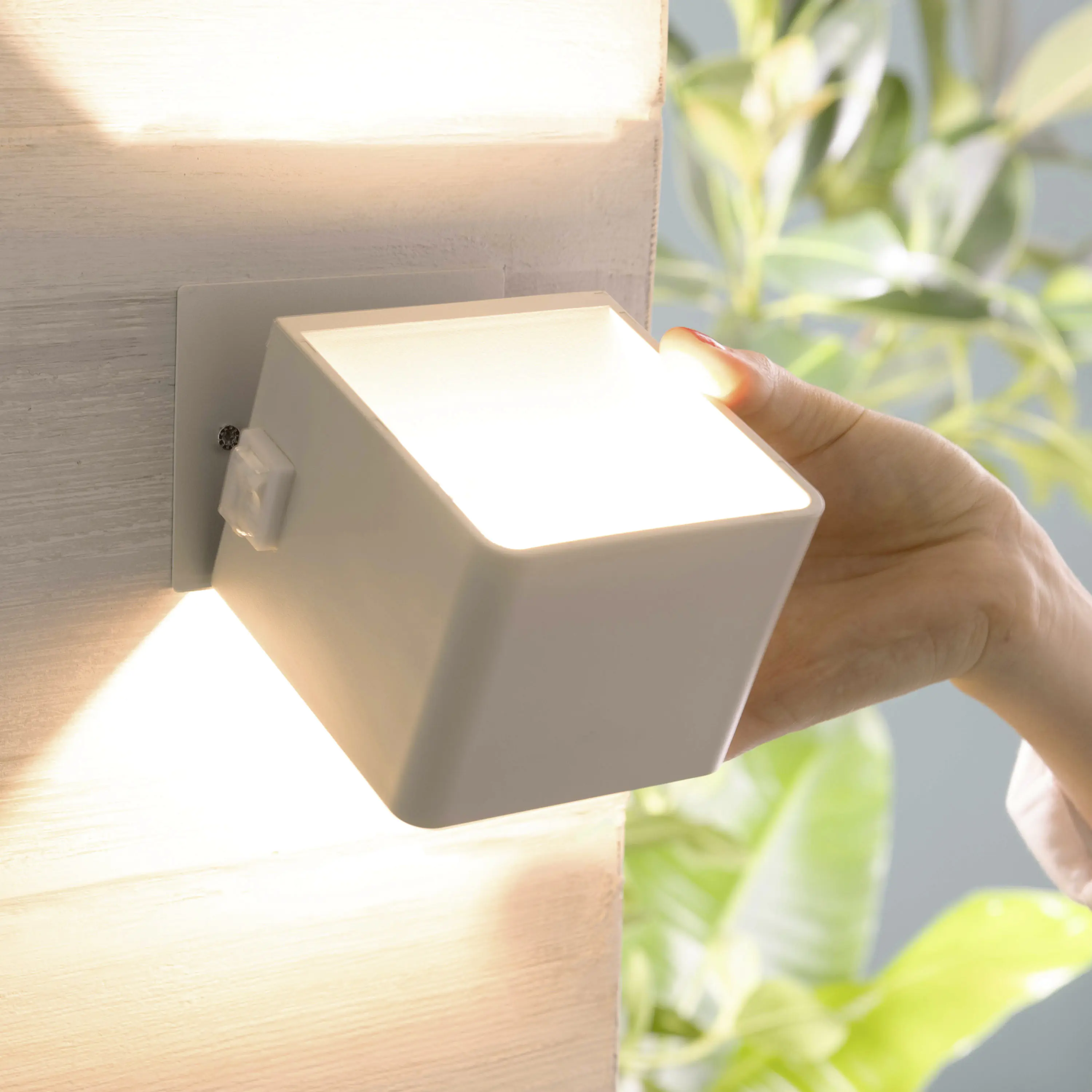 Brilliant Iseo LED Außenleuchte 4 W mit Bewegungsmelder und USB-Anschluss weiß