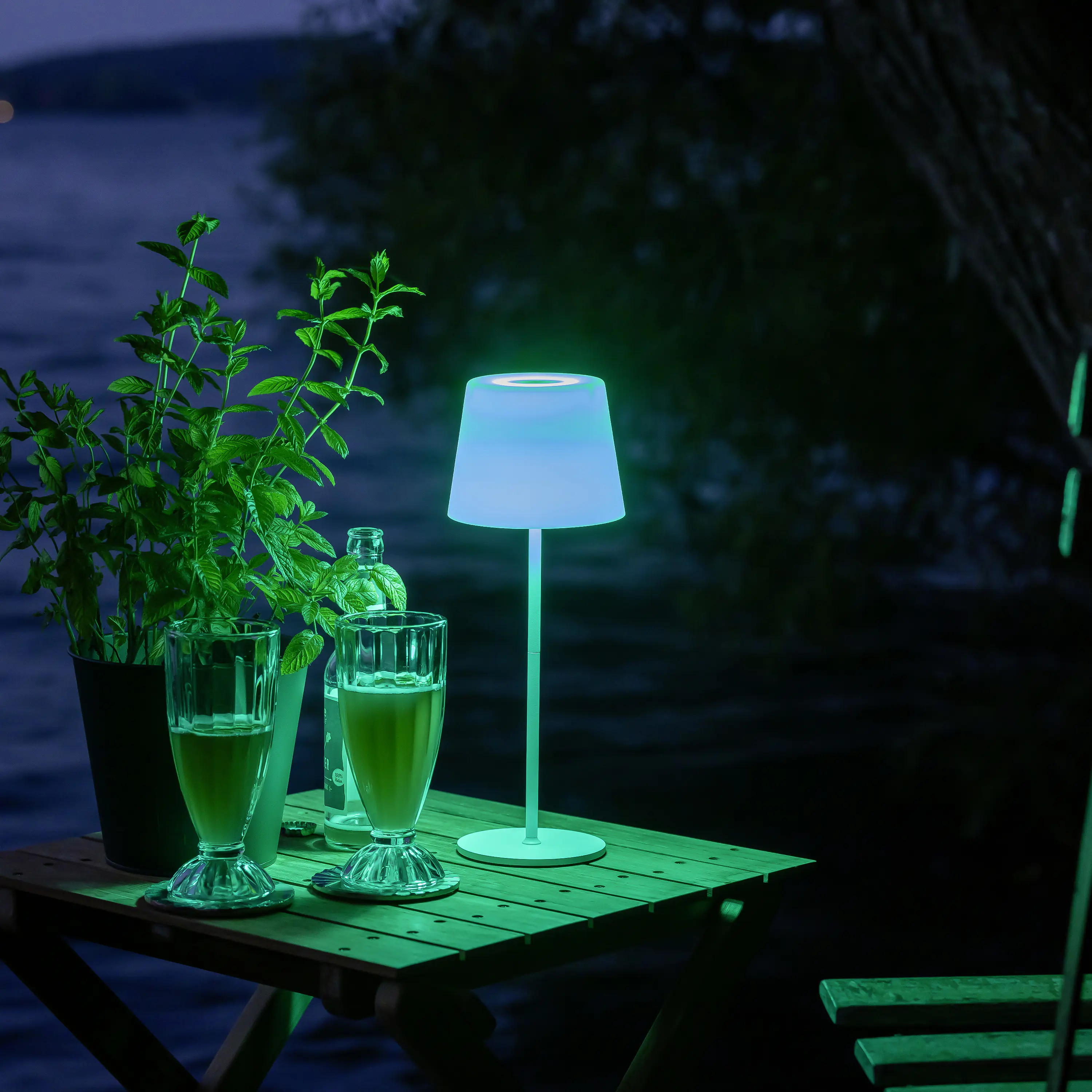 Brilliant Außentischleuchte Cappo mit USB-Anschluss 2,5W weiß