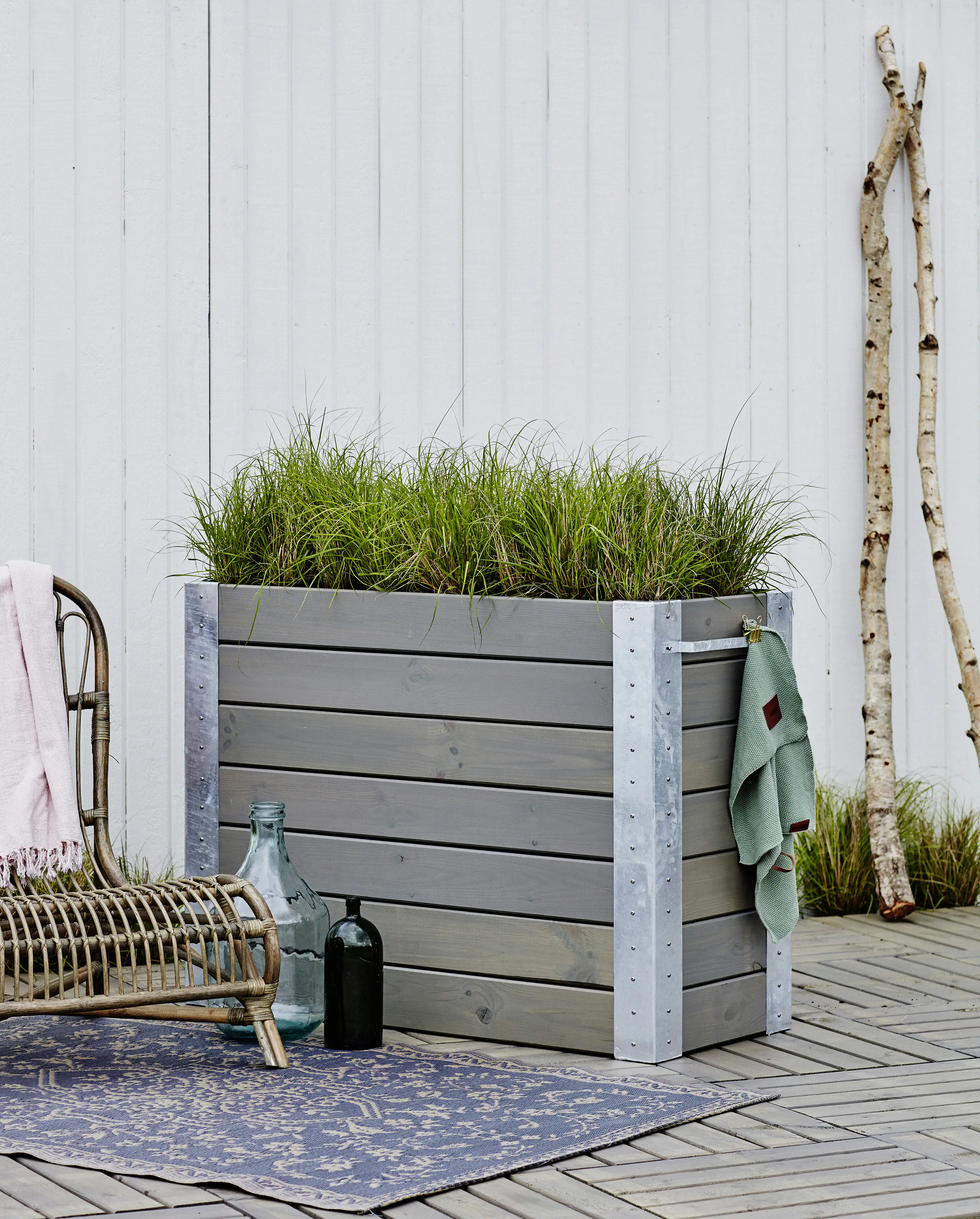 Plus Blumenkasten Cubic mit Räder Druckimpräg.RAL 7023 Graubraun