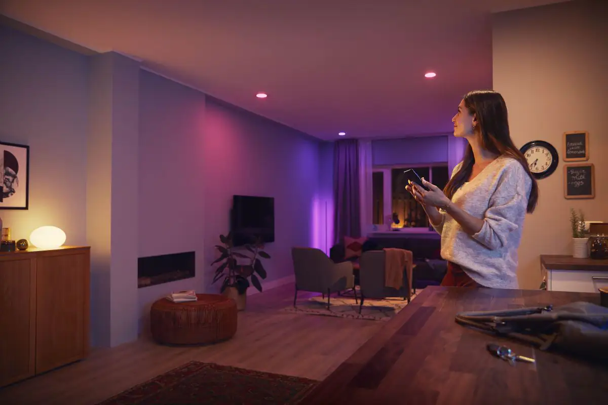 Philips Hue tragbare Tischleuchte White & Color Ambiance Go weiß