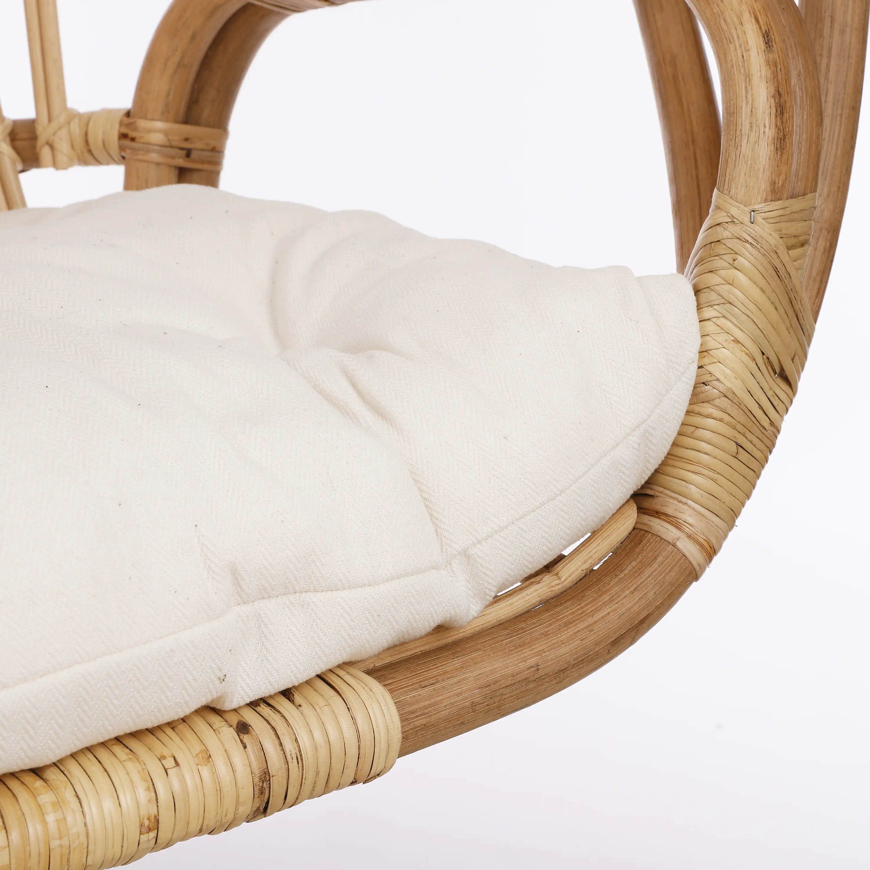 Mica Stuhl Blanca hängend mit Kissen 91 x 61 x 113 cm