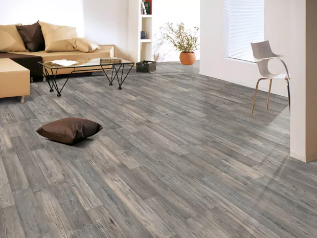 Ein Wohnzimmer mit einem braun-grauen Klick-Fußboden.