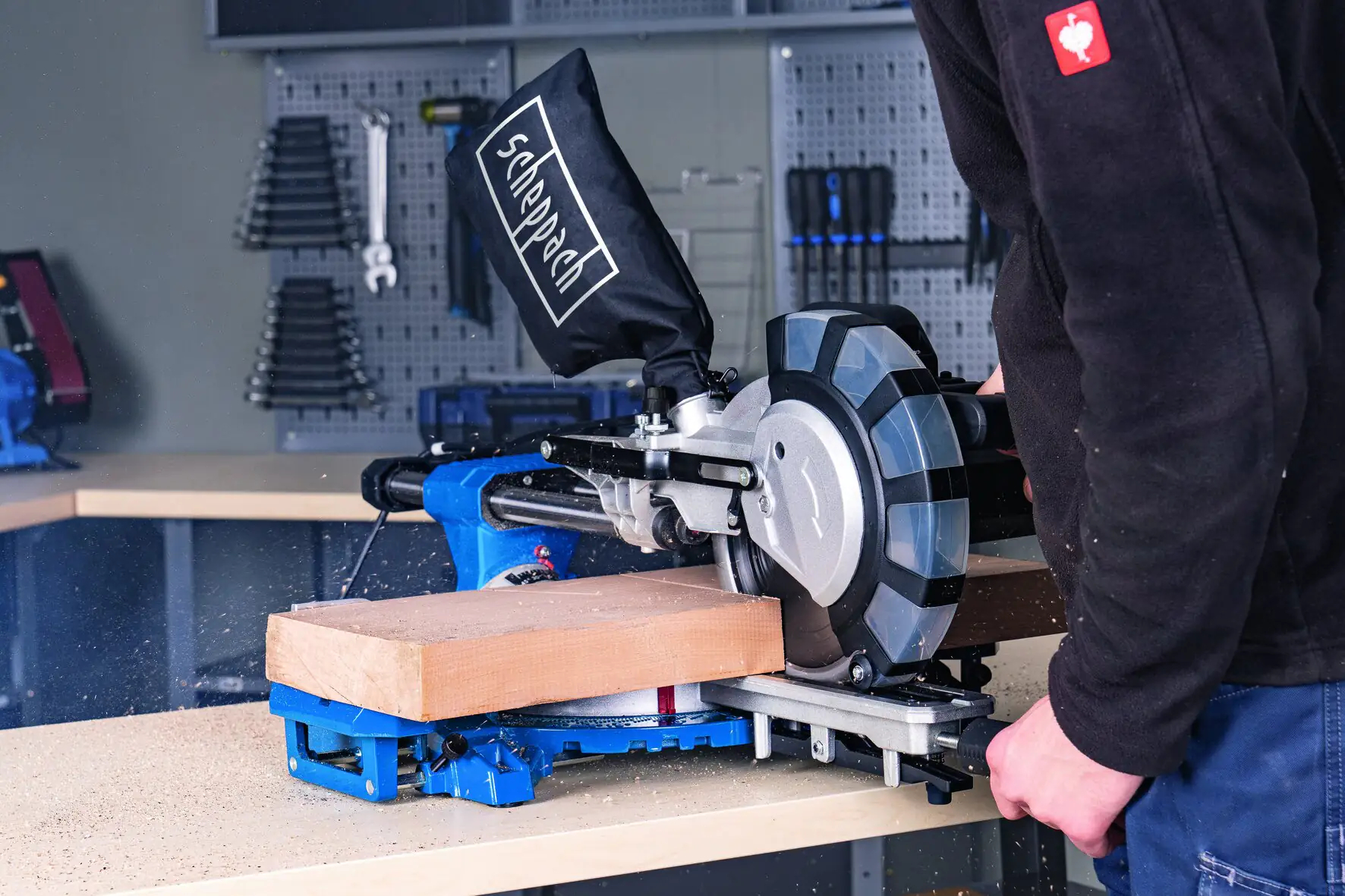 Scheppach Kapp-, Zug- und Gehrungssäge HM216SPX 2.000 W Lasermarkierhilfe
