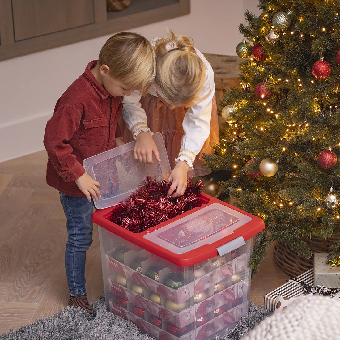 Sunware Weihnachtsbox Nesta 45L mit Einsatz für 48 Kugeln transparent rot