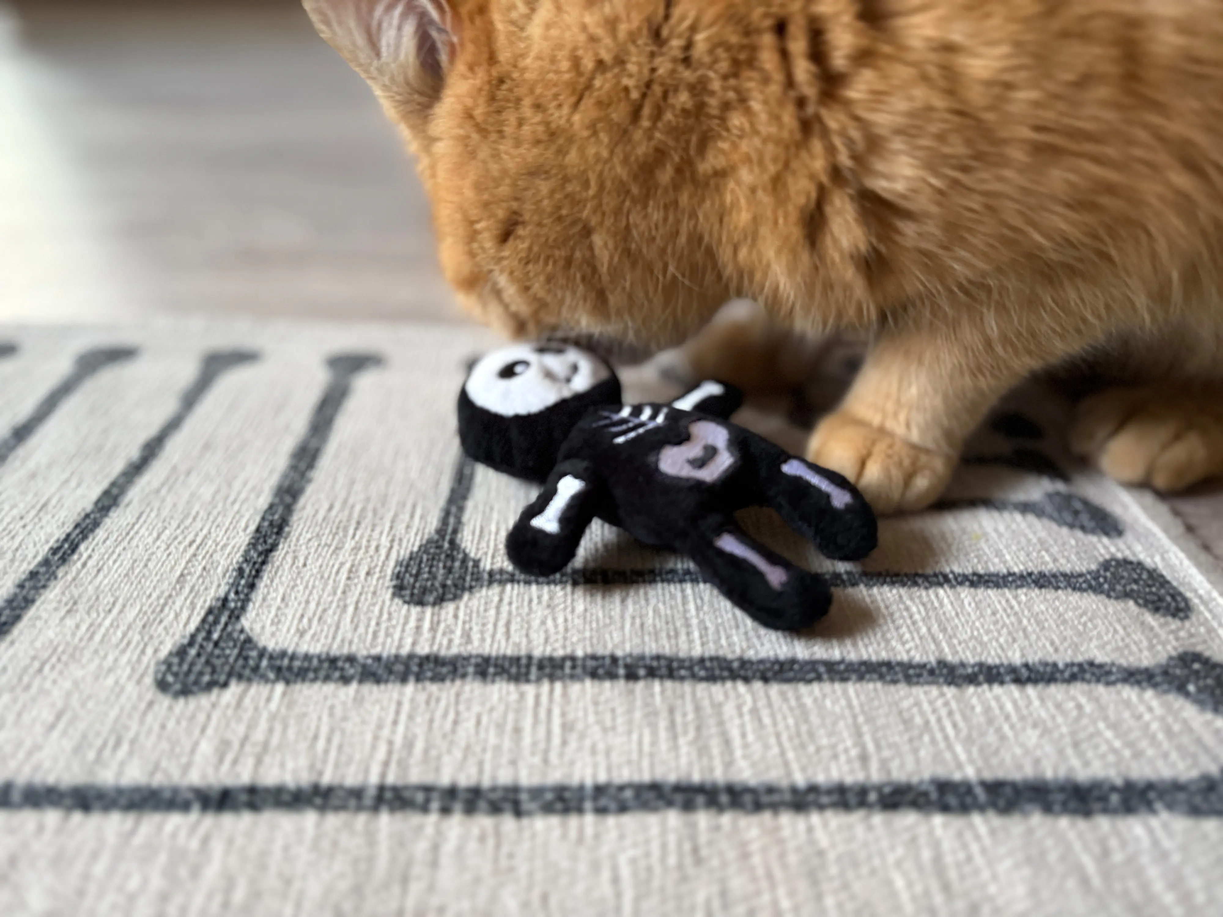 Aumüller Katzenspielzeug Skelett 13 cm schwarz weiß