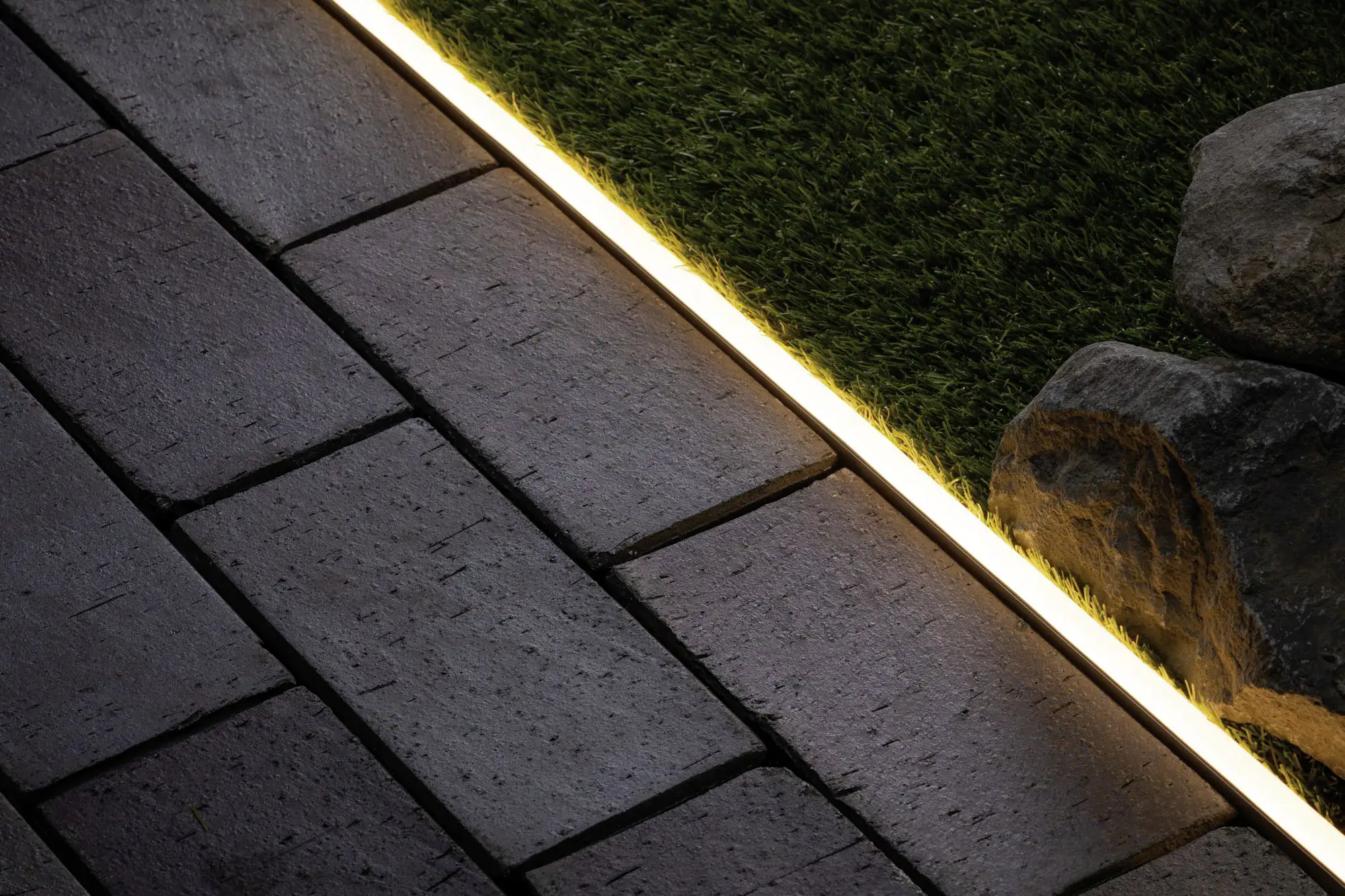 Paulmann Plug & Shine Stripe Smooth Outdoor 10 m schwarz dimmbar