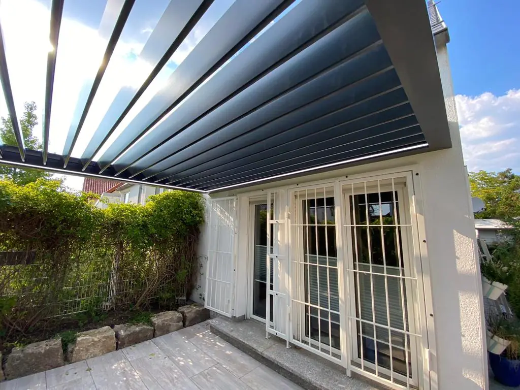 Lamellen Terrassenüberdachung 400 x 341 x 266 cm grau
