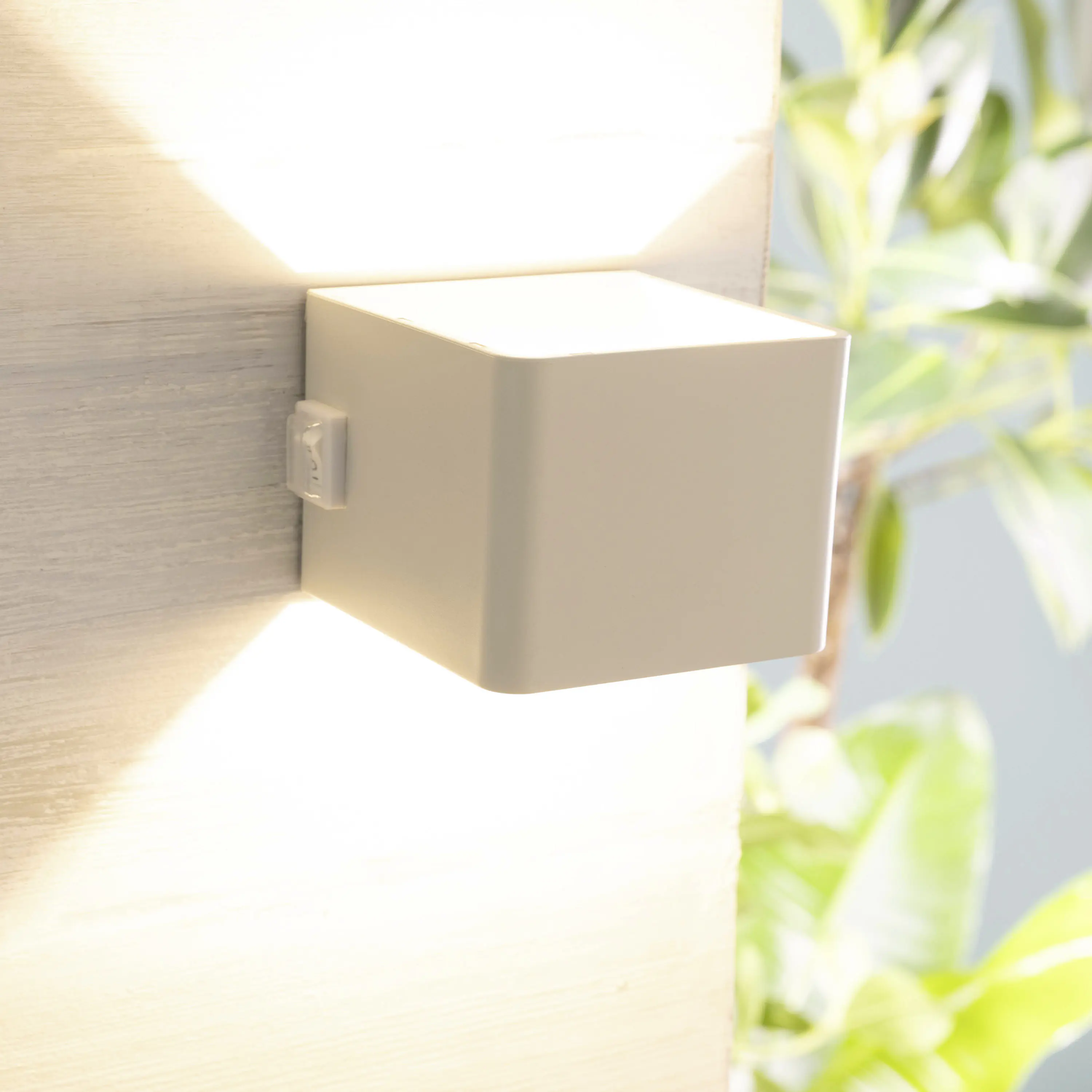 Brilliant Iseo LED Außenleuchte 4 W mit Bewegungsmelder und USB-Anschluss weiß