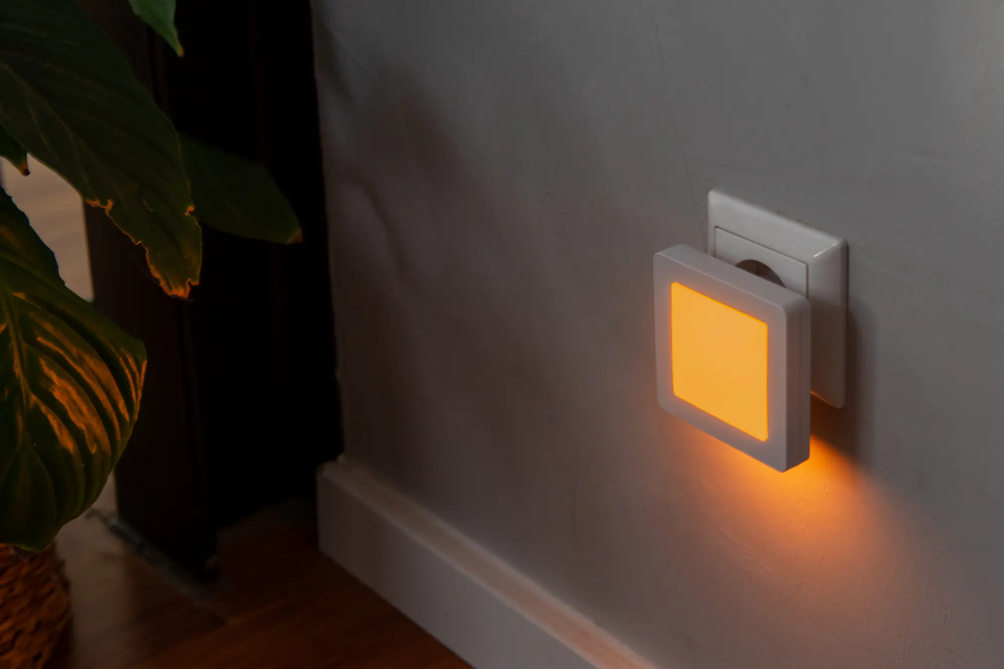 Unitec LED-Nachtlicht mit Dämmerungsschalter weiß