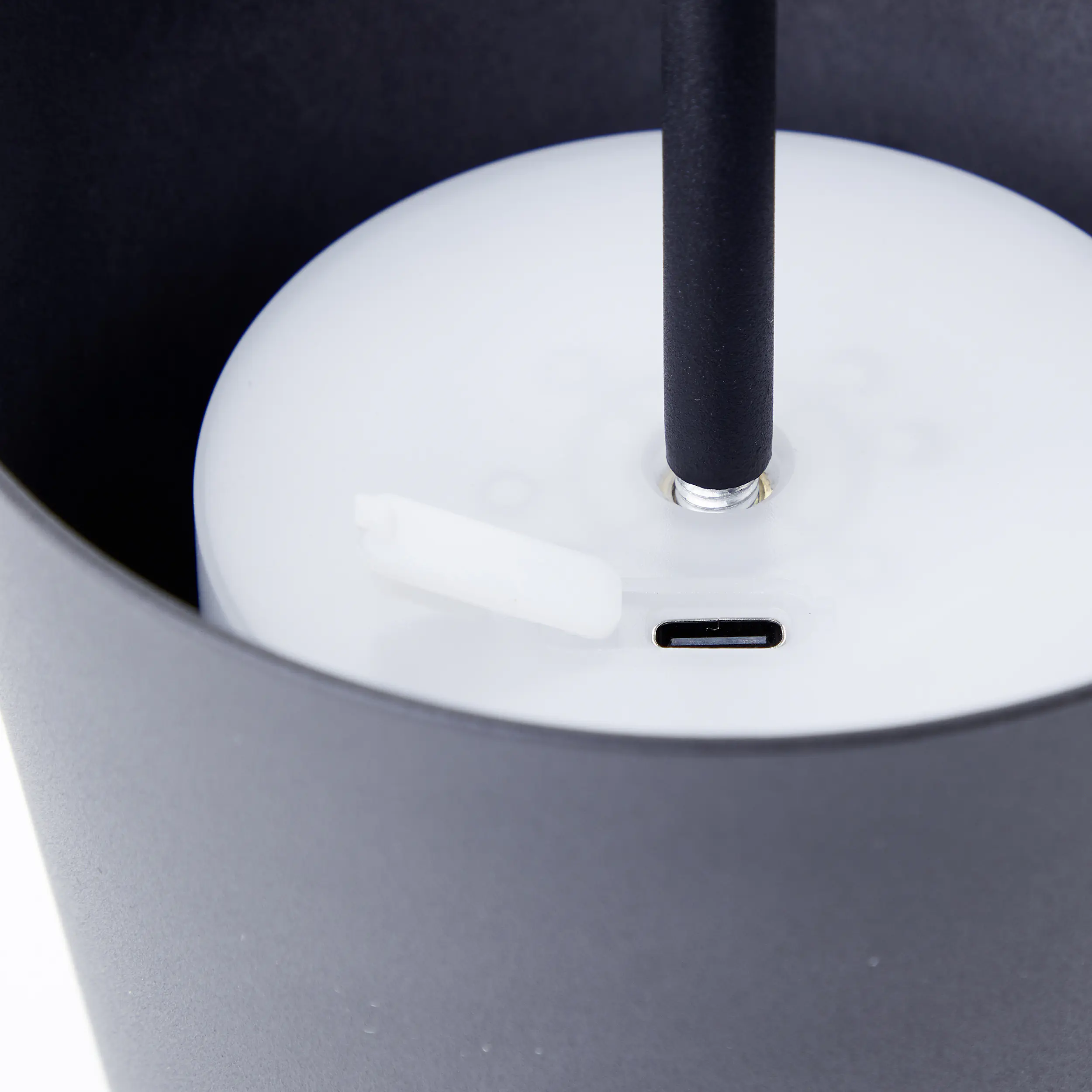Brilliant LED Akku-Tischlampe Kaami 37 cm dimmbar USB-Kabel schwarz warmweiß 