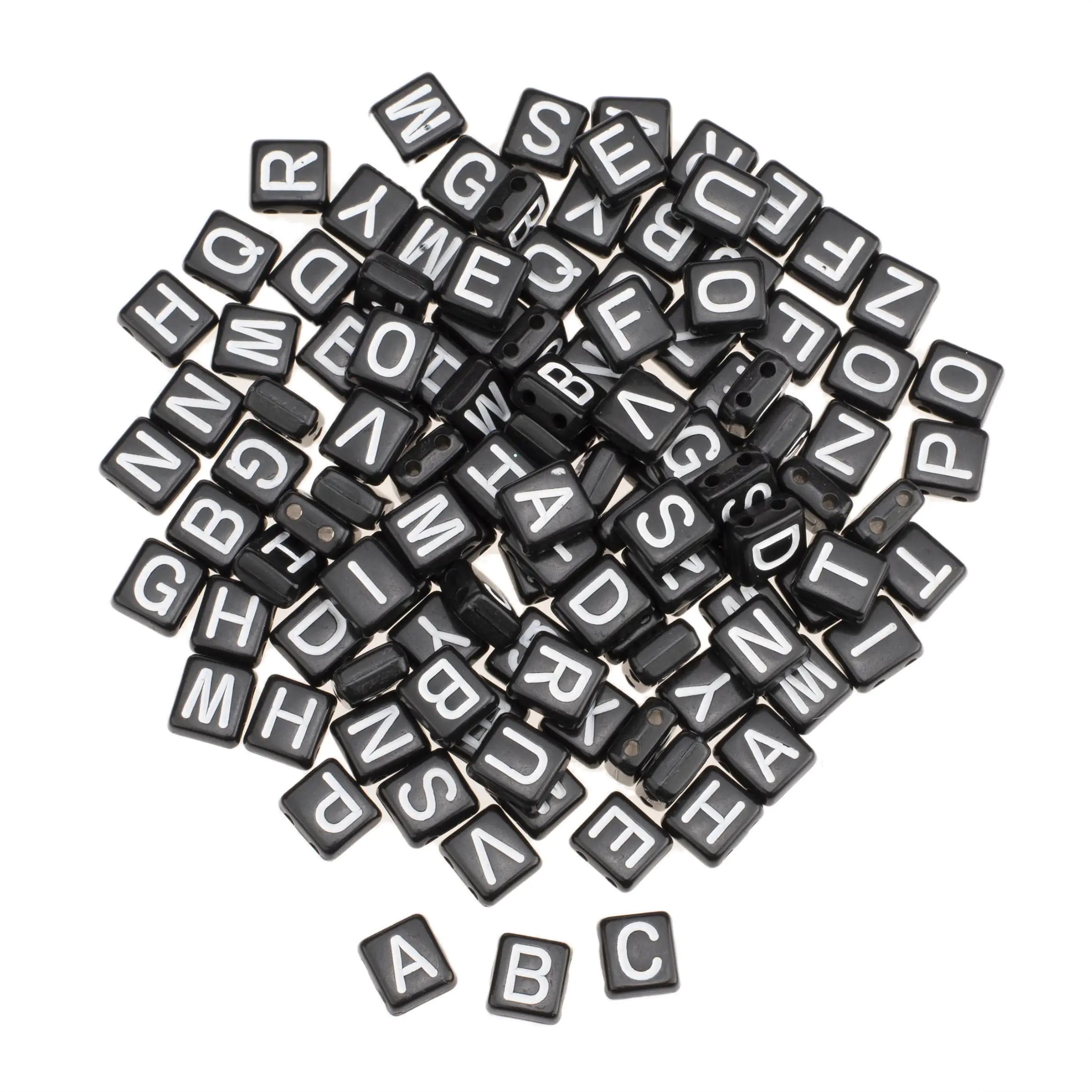 Kunststoff-Würfel mit Loch Alphabet schwarz/weiss 110 Stück