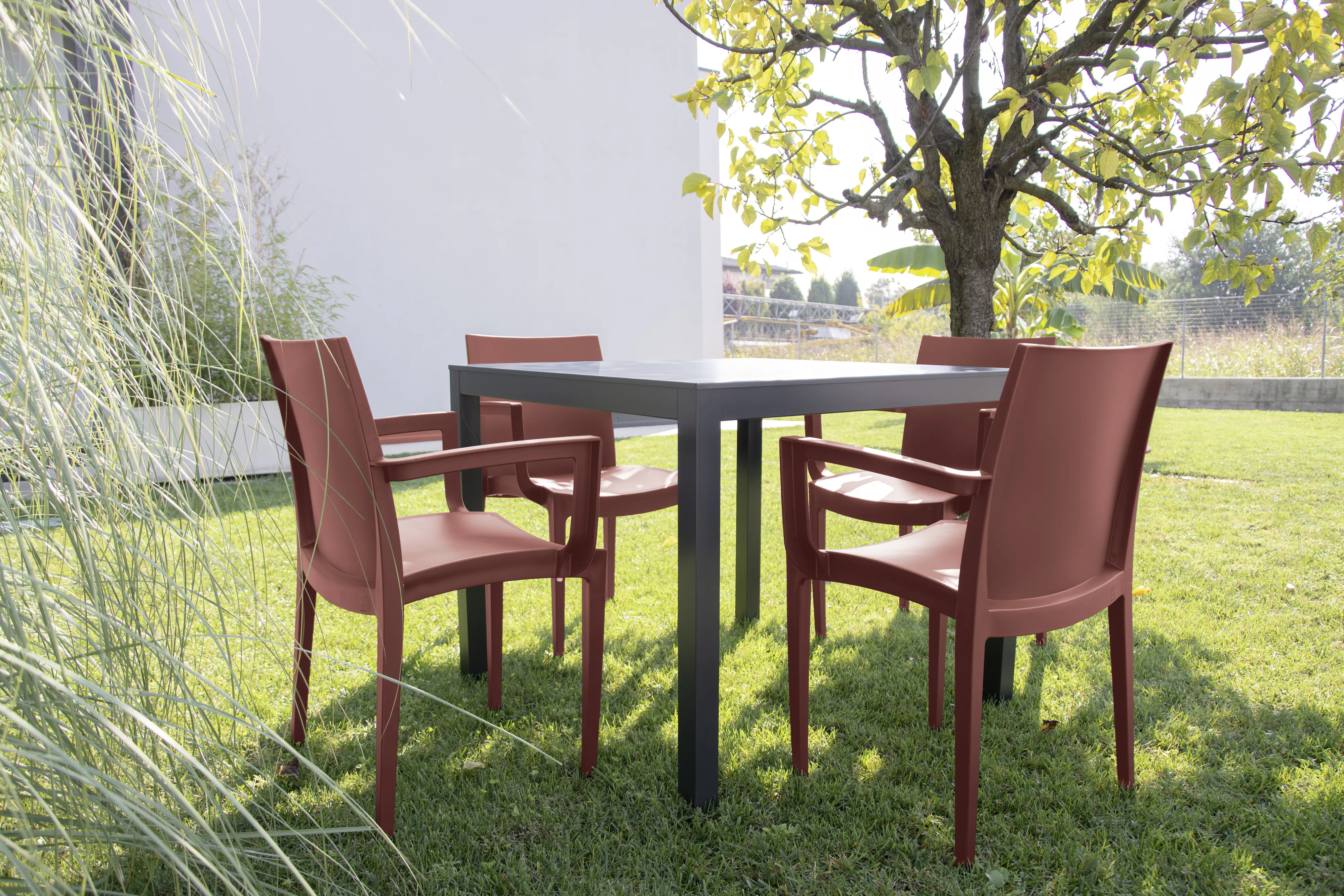 Grandsoleil Gartenstuhl Kunststoff Venice mit Armlehne marsalarot