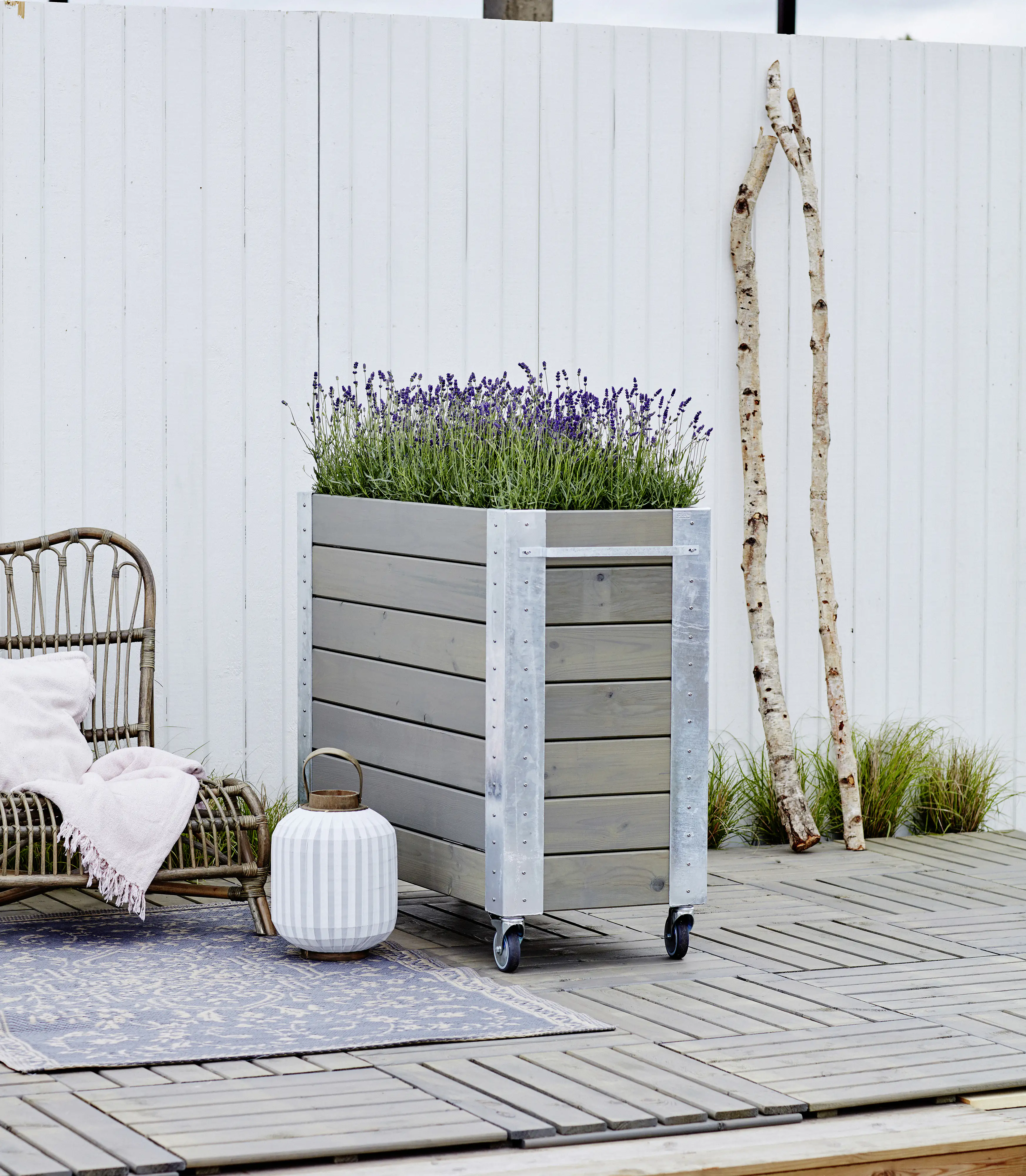 Plus Blumenkasten Cubic mit Räder Druckimpräg.RAL 7023 Graubraun