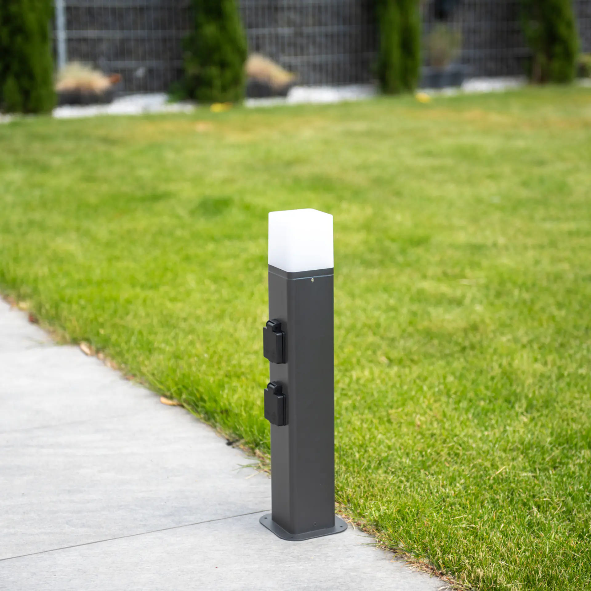 Unitec Gartensäule mit Leuchte & 2 Schutzkontakt-Steckdosen schwarz
