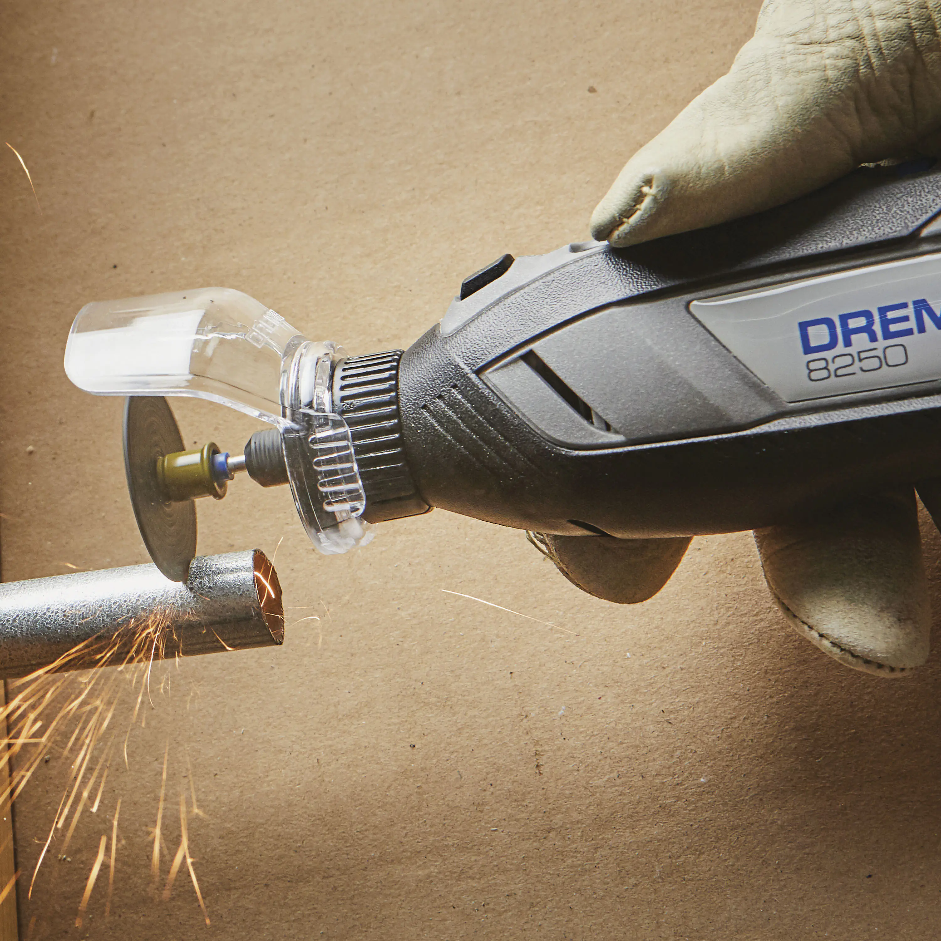 Dremel Akku-Multitool 8250-5 12V 2 Ah mit 5-teiligem Zubehör