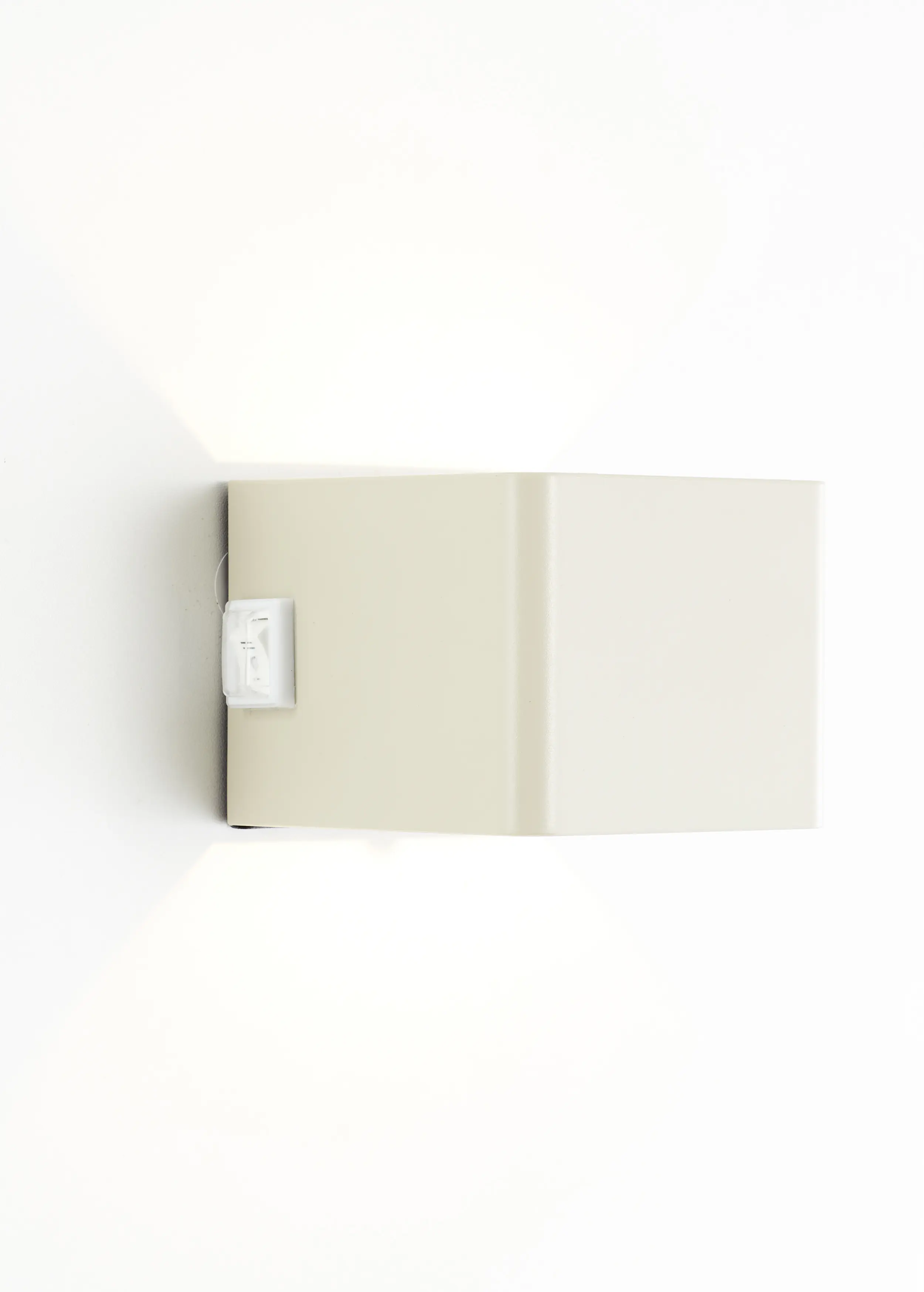 Brilliant Iseo LED Außenleuchte 4 W mit Bewegungsmelder und USB-Anschluss beige