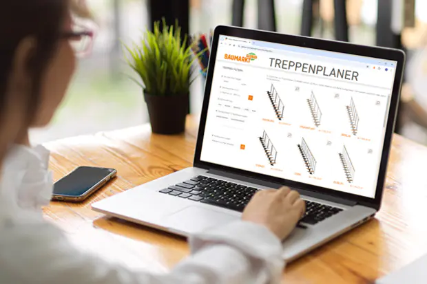 Laptop mit Startseite des Treppenkonfigurators von Globus Baumarkt.