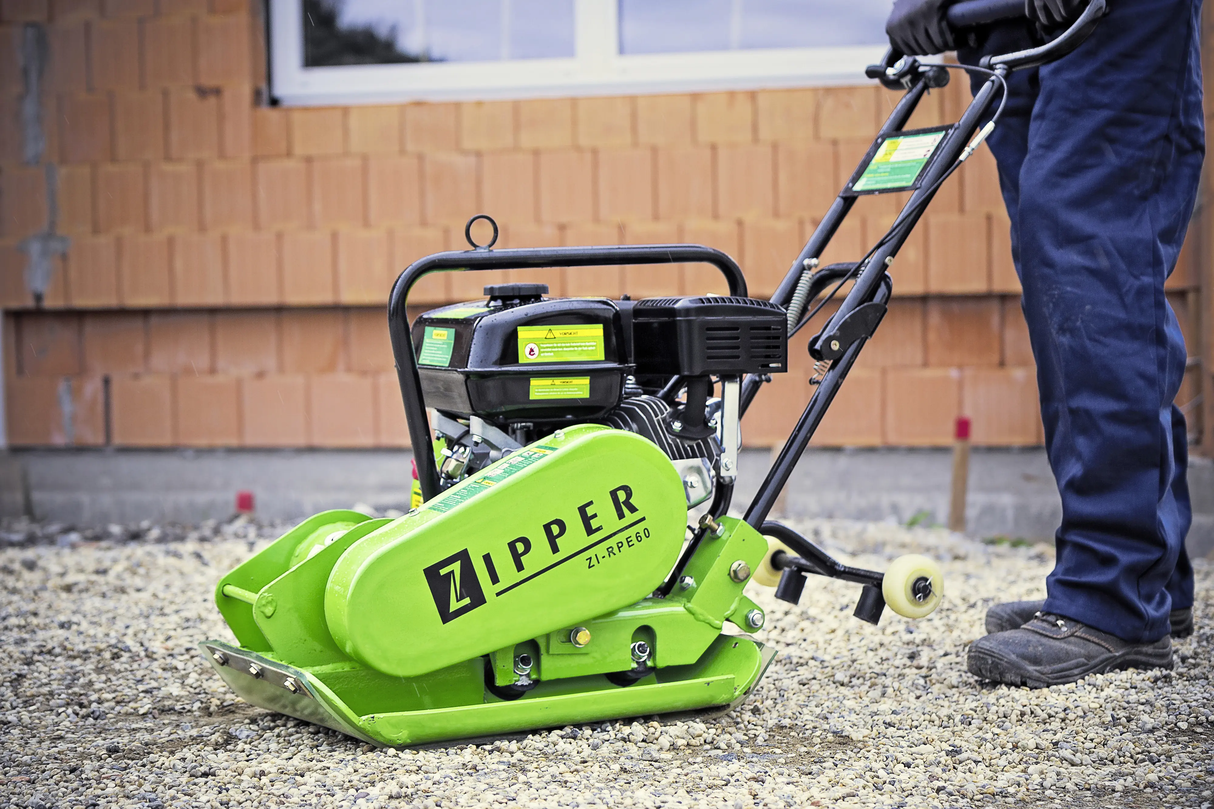 Zipper Rüttelplatte ZI-RPE60 inkl. Gummiplatte und Fahrwerk 4 kW