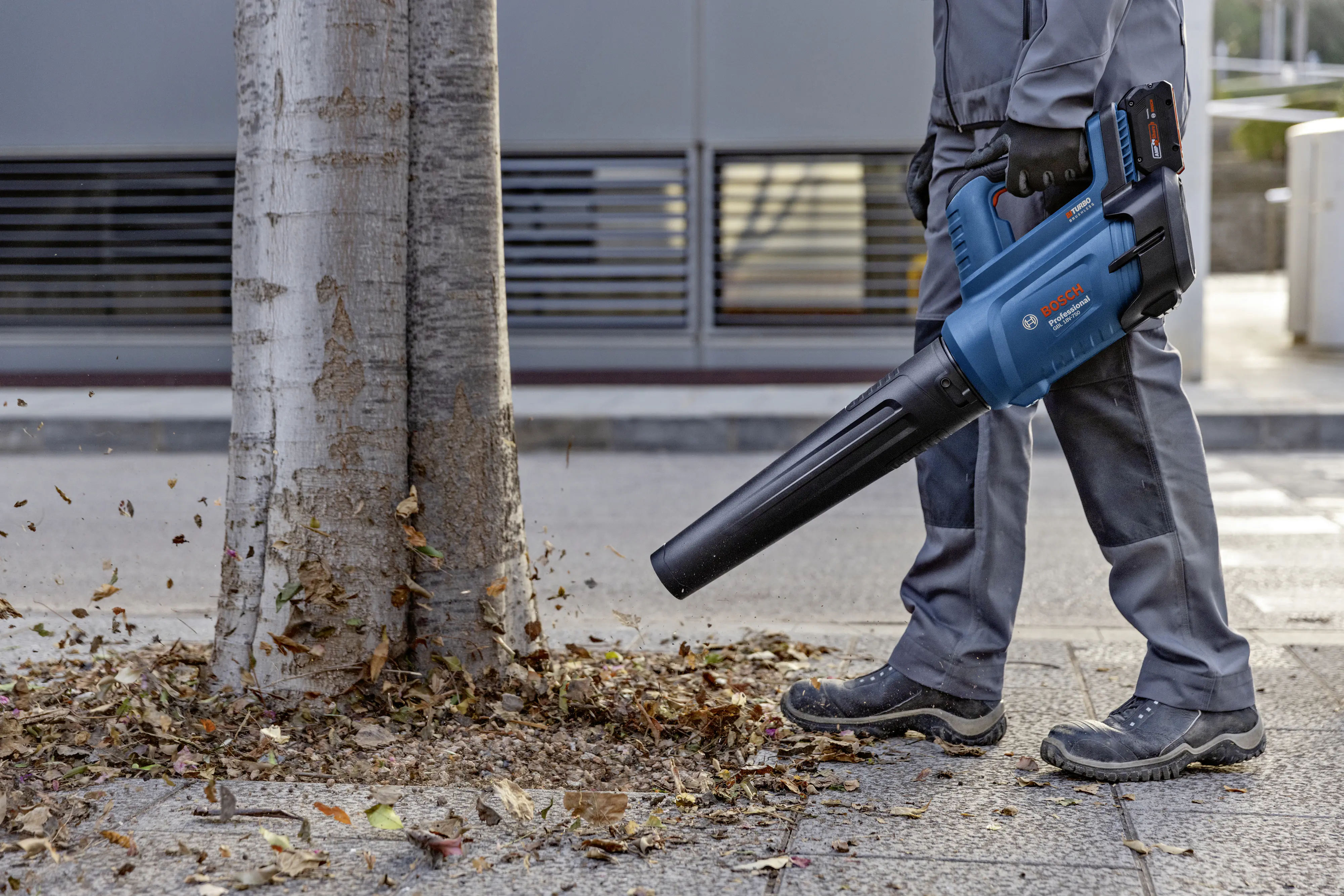 Bosch Professional Akku Laubbläser GBL18V-750, solo