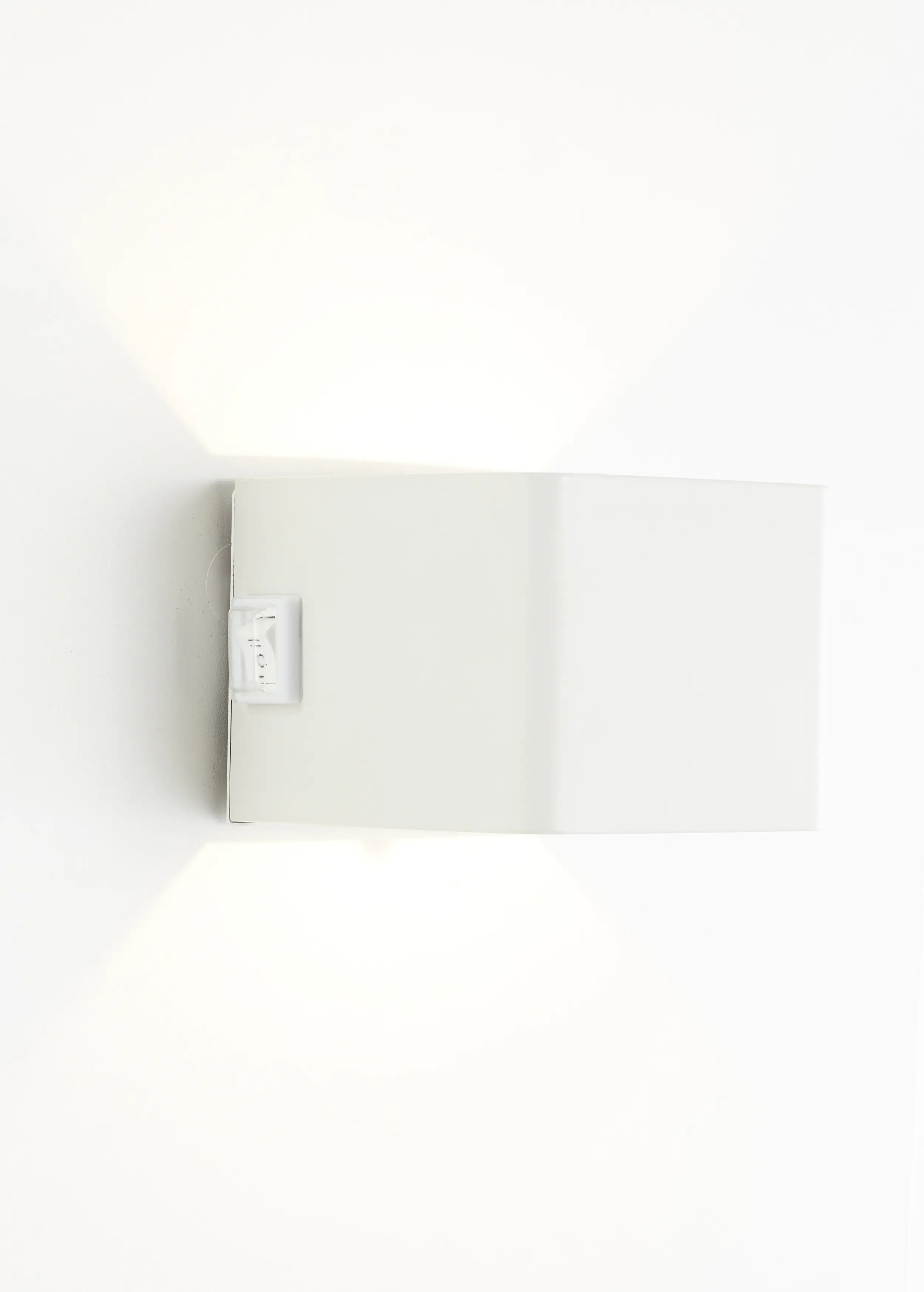 Brilliant Iseo LED Außenleuchte 4 W mit Bewegungsmelder und USB-Anschluss weiß