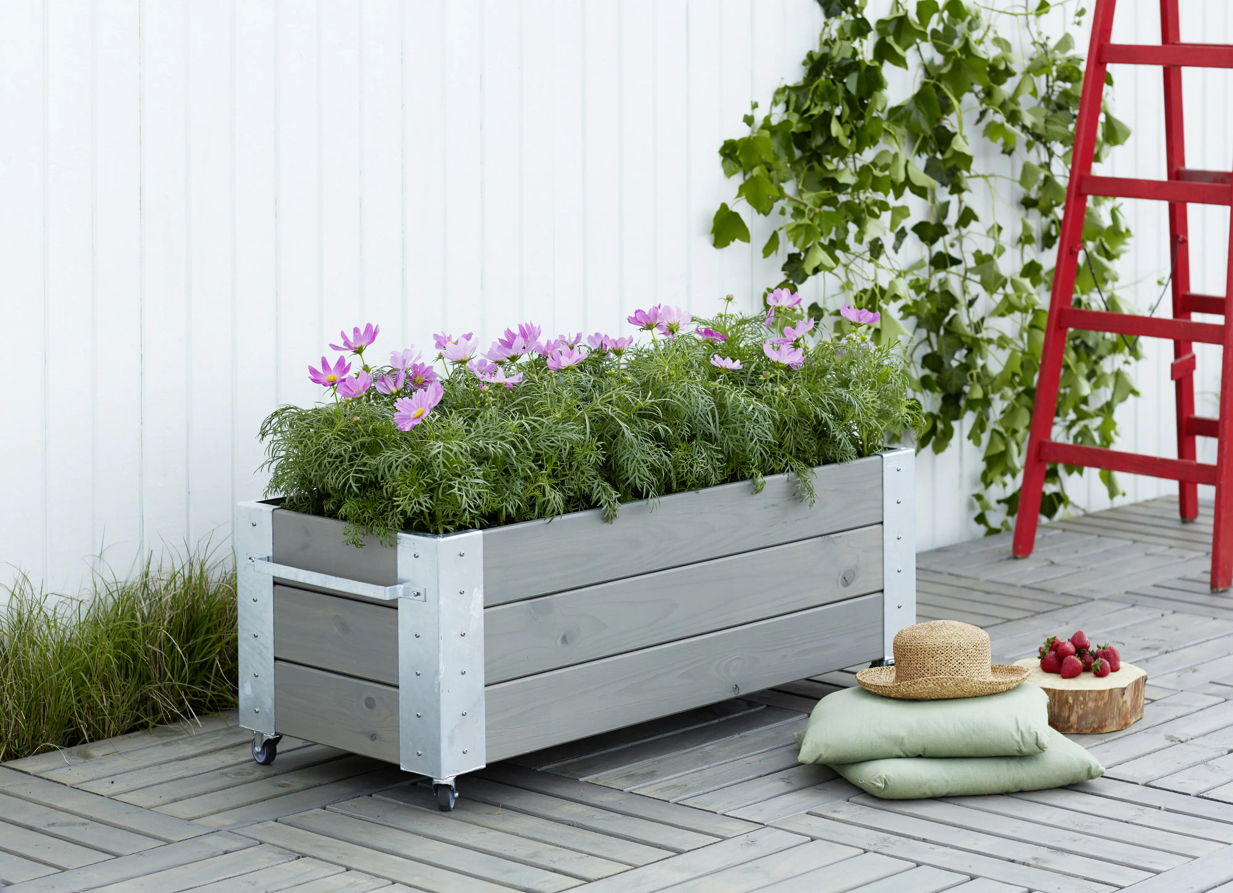 Plus Blumenkasten Cubic mit Räder Druckimpräg. RAL 7023 Graubraun