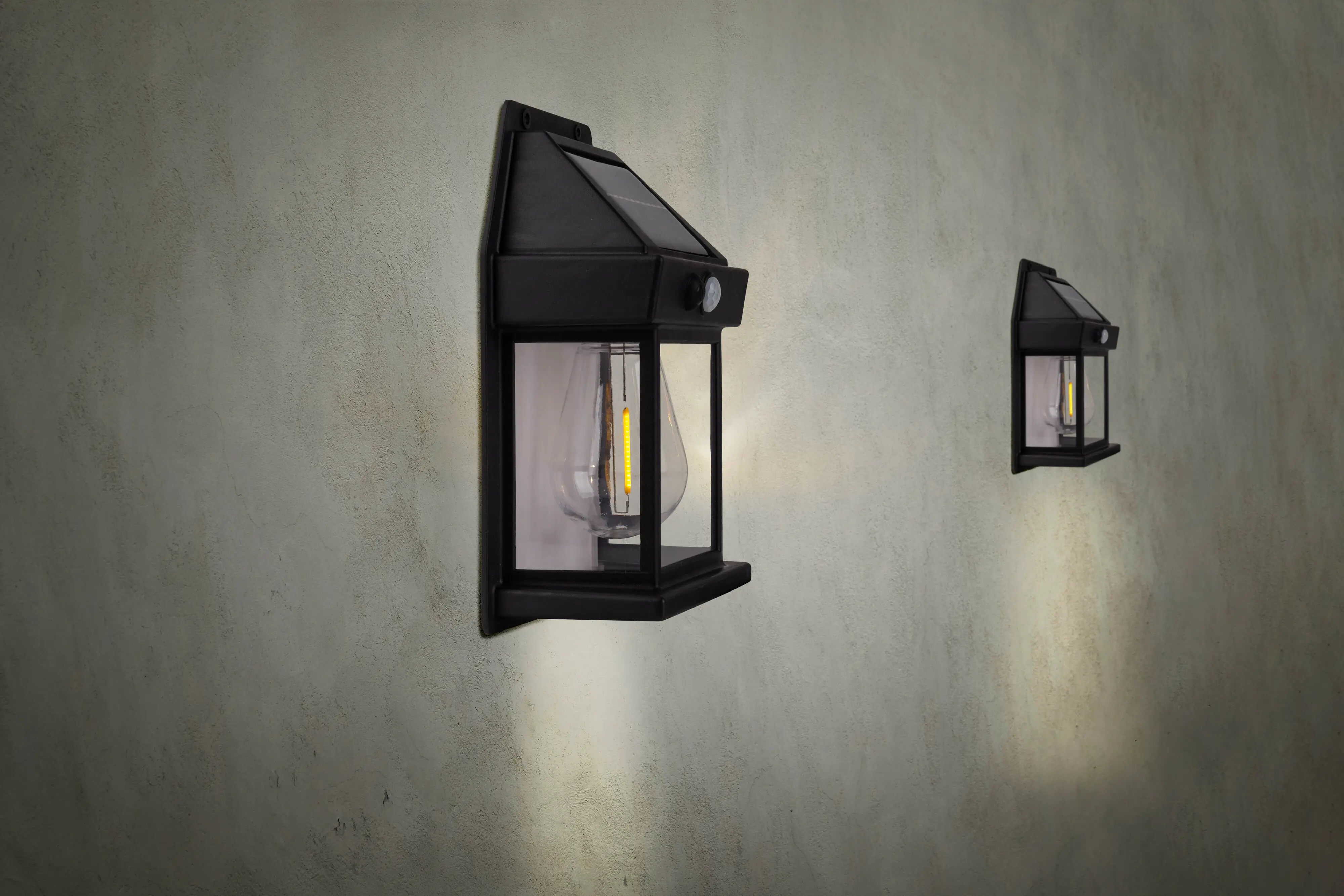 Light & More LED Solar-Wandleuchte Mira schwarz 17 x 12 cm warmweiß 2 Stück